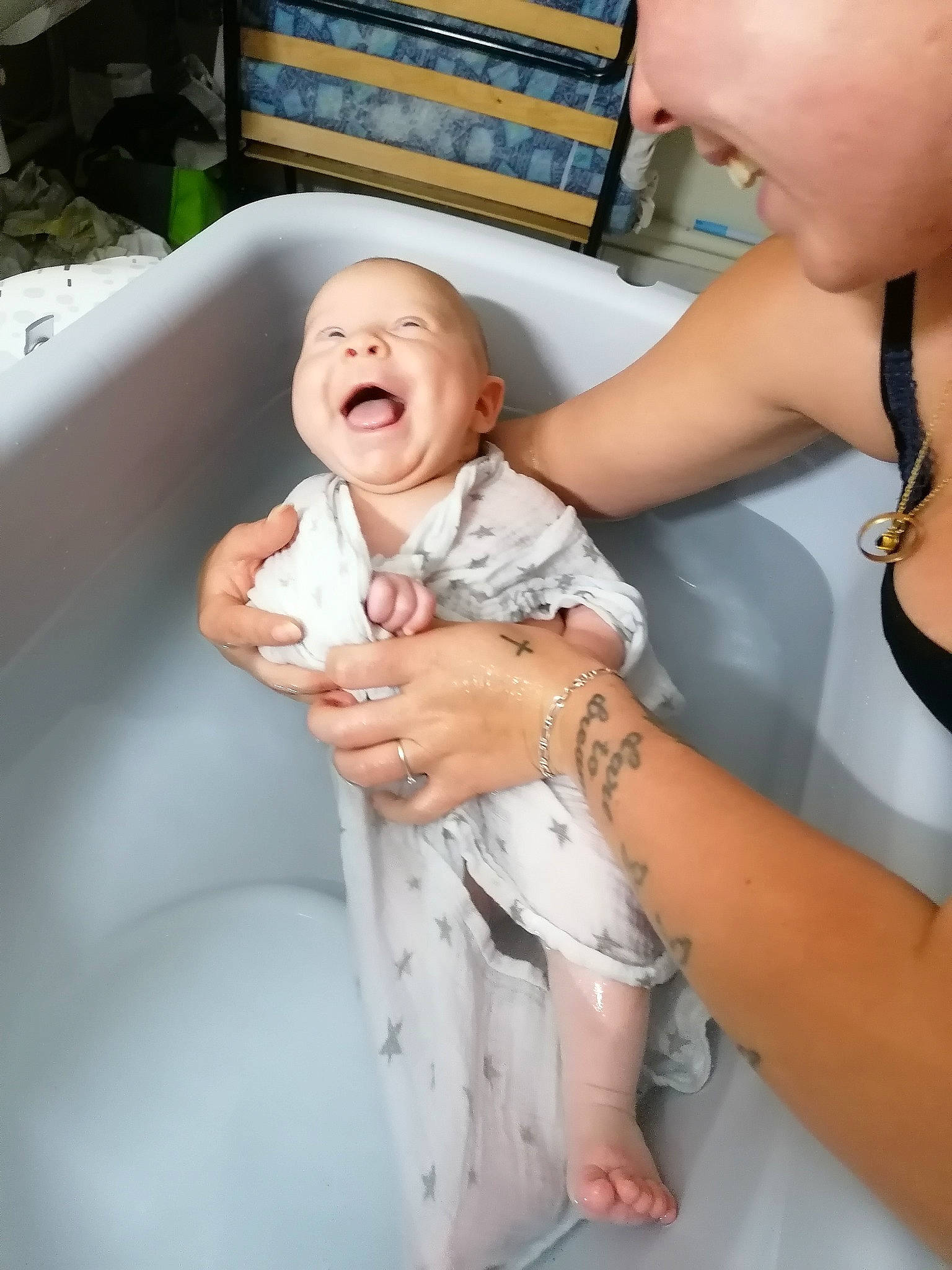 Louna participe au concours pour gagner de l'argent avec cette photo : baby, chair, chest, child, comfort, dress, event, fun, gesture, hand, happy, jewellery, joint, mouth, nail, necklace, person, sitting, skin, thumb