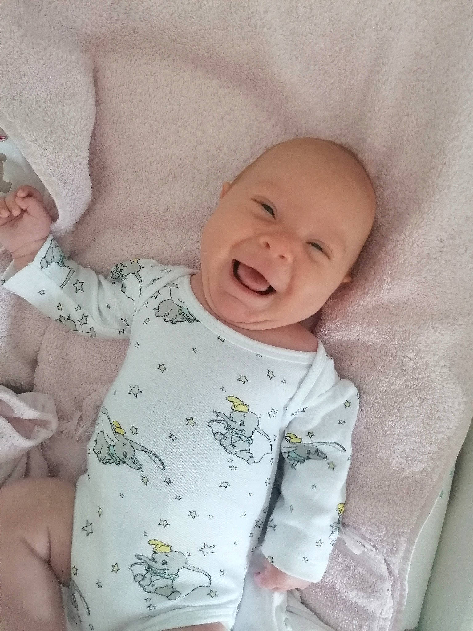 Louna participe au concours pour gagner de l'argent avec cette photo : baby, baby_toddler_clothing, cheek, chin, comfort, eye, facial_expression, head, human_body, iris, linens, lip, mouth, nose, person, product, skin, sleeve, smile, textile