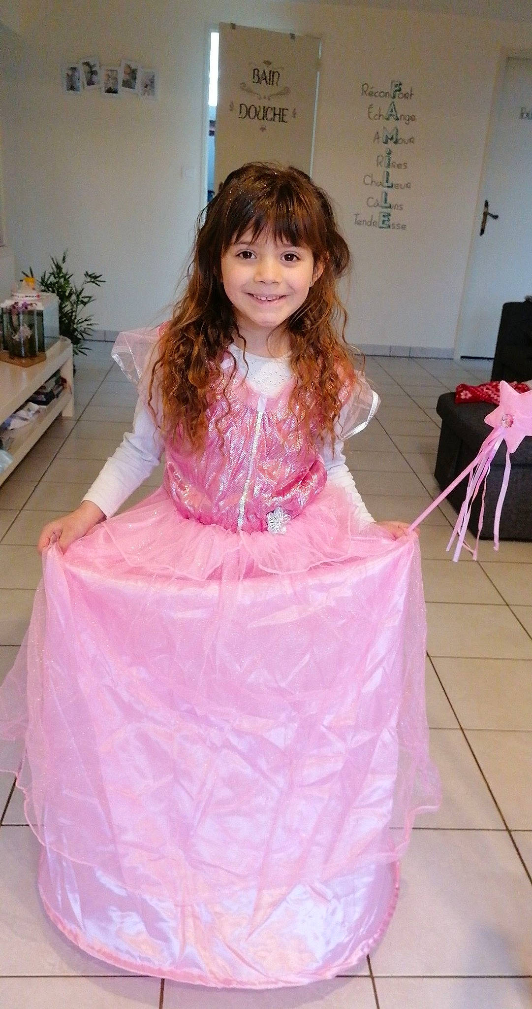 Thanya a rejoint le concours — aidez-le/la à gagner de superbes lots ! event, fashion_design, flooring, flowerpot, formal_wear, fun, gown, hairstyle, happy, houseplant, joy, long_hair, magenta, makeover, outerwear, person, pink, plant, purple, shoulder