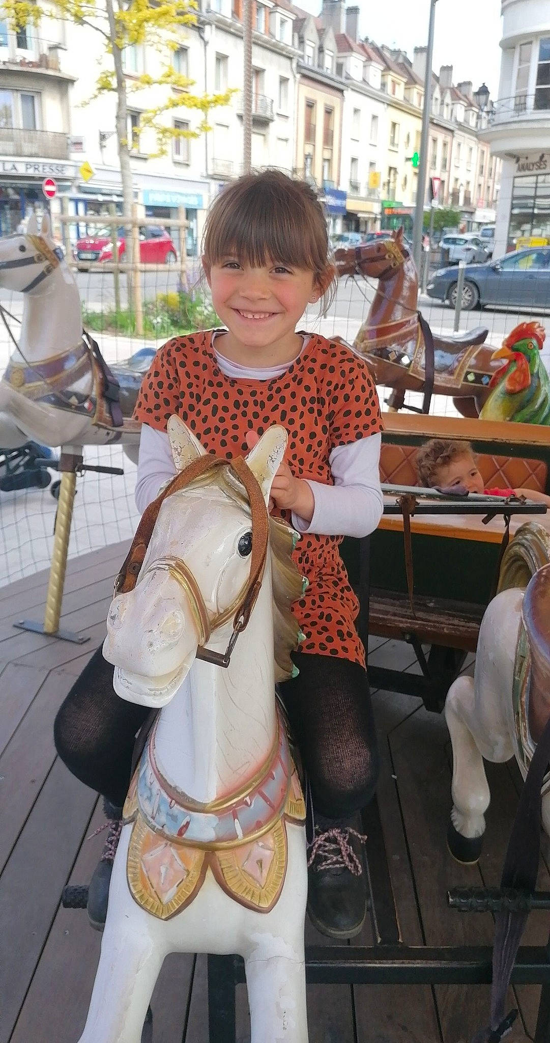 Thanya a rejoint le concours — aidez-le/la à gagner de superbes lots ! bridle, carousel, chair, fawn, fun, horse, horse_tack, human_leg, joy, leisure, nonbuilding_structure, person, photograph, recreation, smile, summer, thigh, tire, toddler, tourism