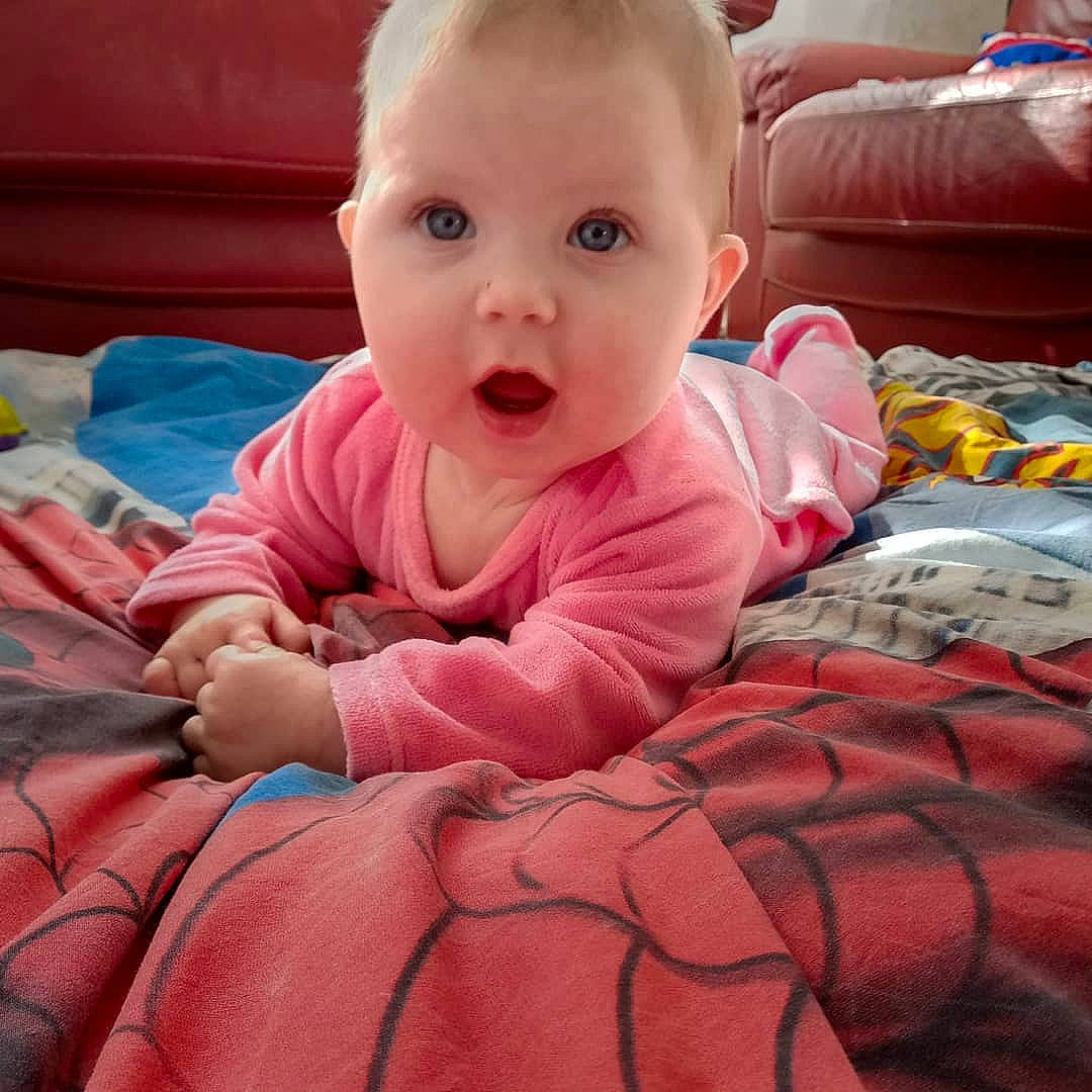 Louana participe au concours pour gagner de l'argent avec cette photo : baby, beauty, cheek, child, eye, face, head, lip, mouth, person, pink, play, sitting, skin, smile, surprise, textile, toddler