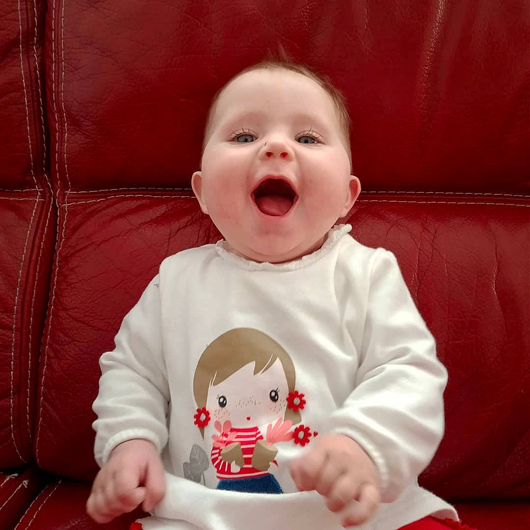 Louana a rejoint le concours — aidez-le/la à gagner de superbes lots ! baby, baby_laughing, baby_making_funny_faces, carmine, cheek, child, facial_expression, head, laugh, lip, mouth, person, sitting, smile, toddler, yawn