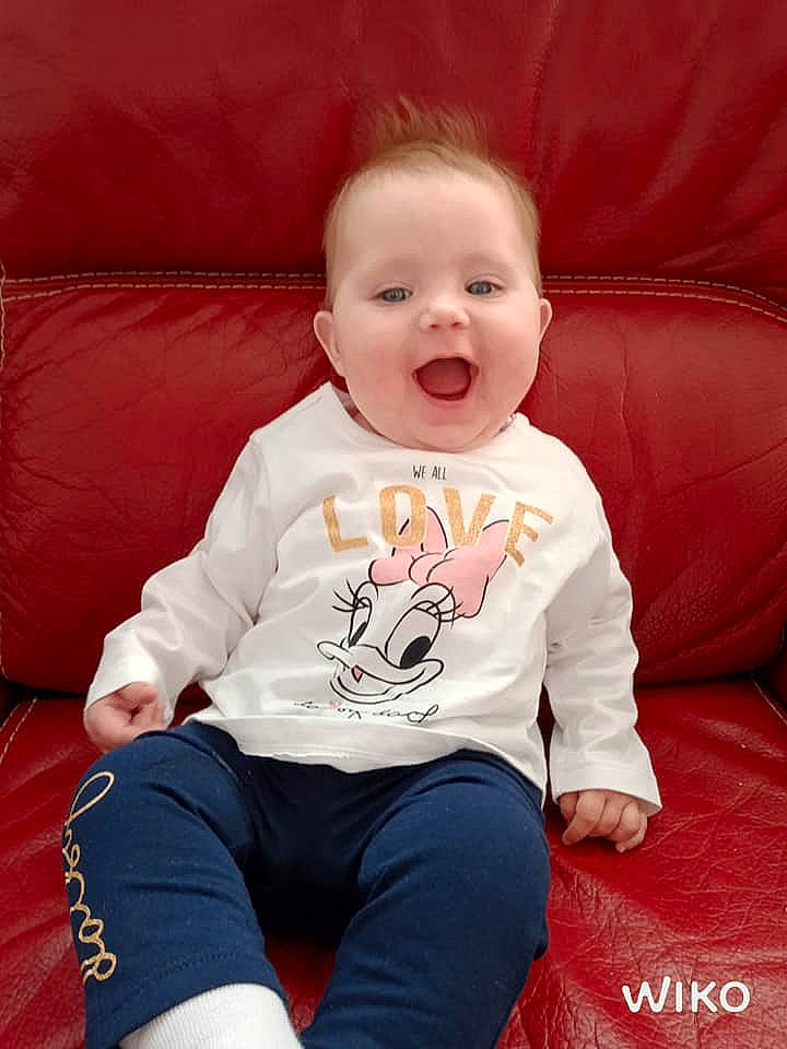 Louana a rejoint le concours — aidez-le/la à gagner de superbes lots ! baby, cheek, child, person, sitting, toddler