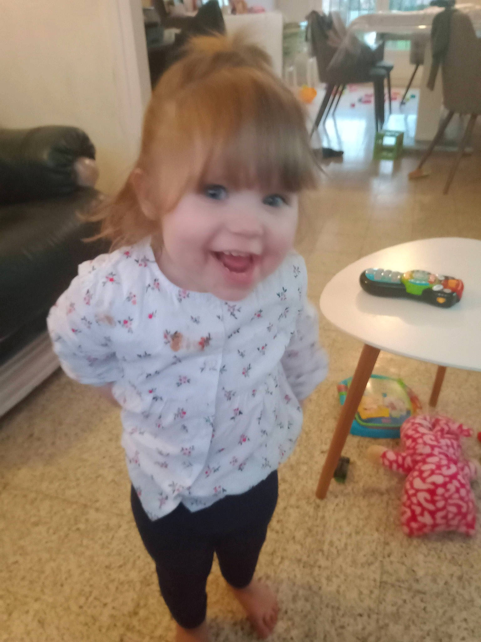 Louana a rejoint le concours — aidez-le/la à gagner de superbes lots ! baby, baby_toddler_clothing, chair, child, floor, flooring, fun, furniture, hardwood, head, joy, pattern, person, play, room, sitting, sleeve, smile, table, toddler