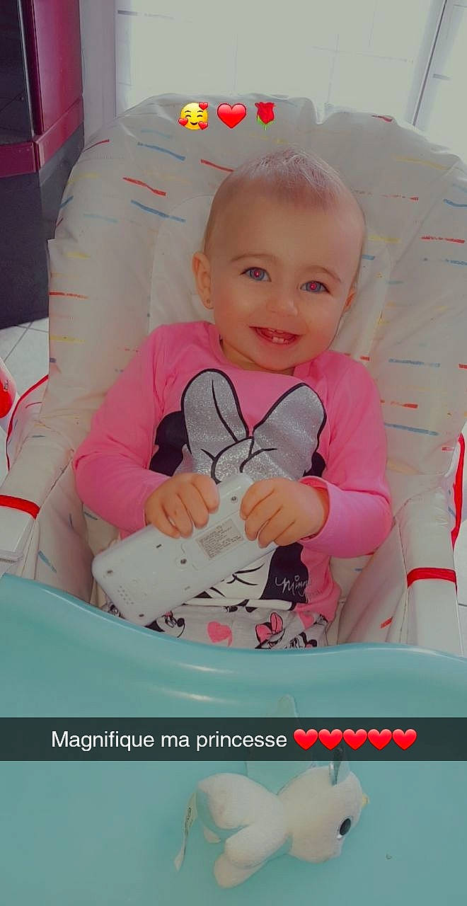 Ilyana participe au concours pour gagner de l'argent avec cette photo : arm, baby, baby_toddler_clothing, beauty, car_seat, chair, child, comfort, finger, happy, joy, lap, magenta, person, pink, skin, smile, t_shirt, textile, thumb