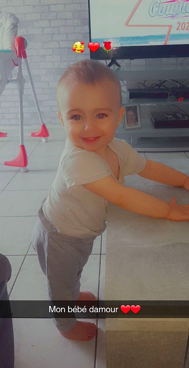 Ilyana a rejoint le concours — aidez-le/la à gagner de superbes lots ! baby, baby_products, baby_toddler_clothing, beauty, blurred, child, eye, face, fun, happy, joy, magenta, office_equipment, person, shoulder, skin, smile, standing, t_shirt, thigh