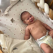 Jules a rejoint le concours — aidez-le/la à gagner de superbes lots ! baby, crib, blanket, diaper, smile, toy, stuffed_animal, wooden_crib, infant, happy, face, sleeping_area, soft_toys, pacifier, bed, cute, child, nursery, comfort, baby_bedding