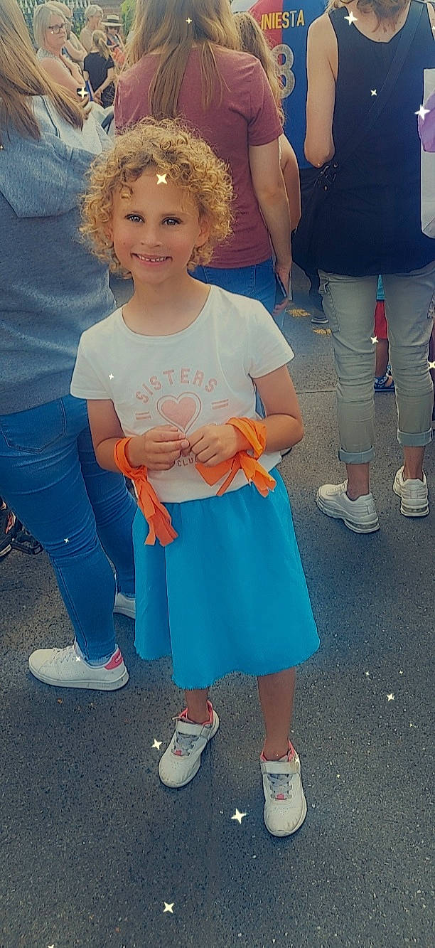 Kélya a rejoint le concours — aidez-le/la à gagner de superbes lots ! blue, clothing, face, footwear, gesture, happy, joint, joy, knee, leg, person, photograph, pink, shoe, shoulder, sleeve, smile, sneakers, standing, textile