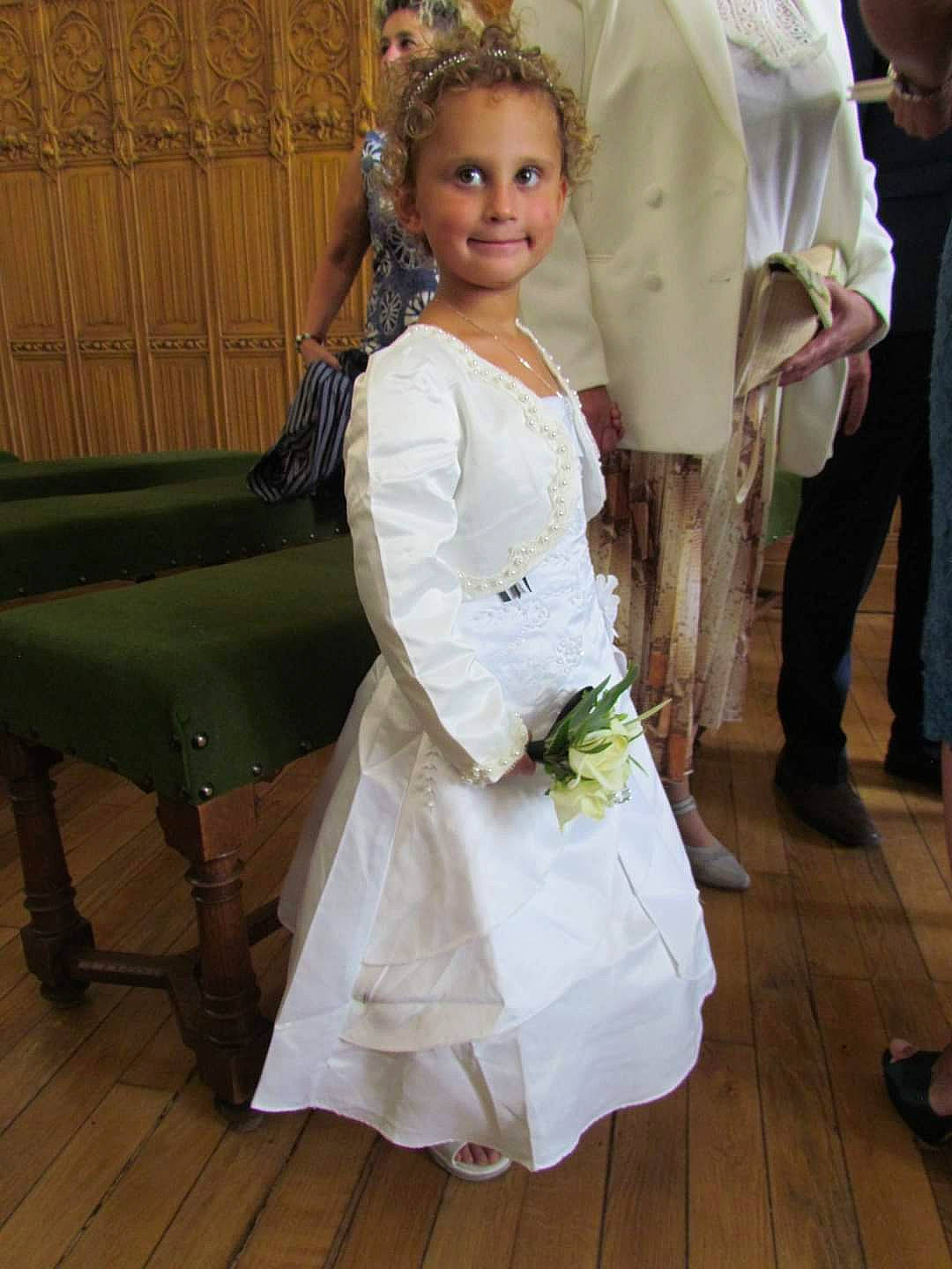 Kélya participe au concours pour gagner de l'argent avec cette photo : bridal_accessory, bridal_clothing, bridal_party_dress, bridal_veil, bride, dress, embellishment, fashion_design, flower, formal_wear, gesture, gown, hairstyle, happy, headpiece, joy, person, skin, smile, veil