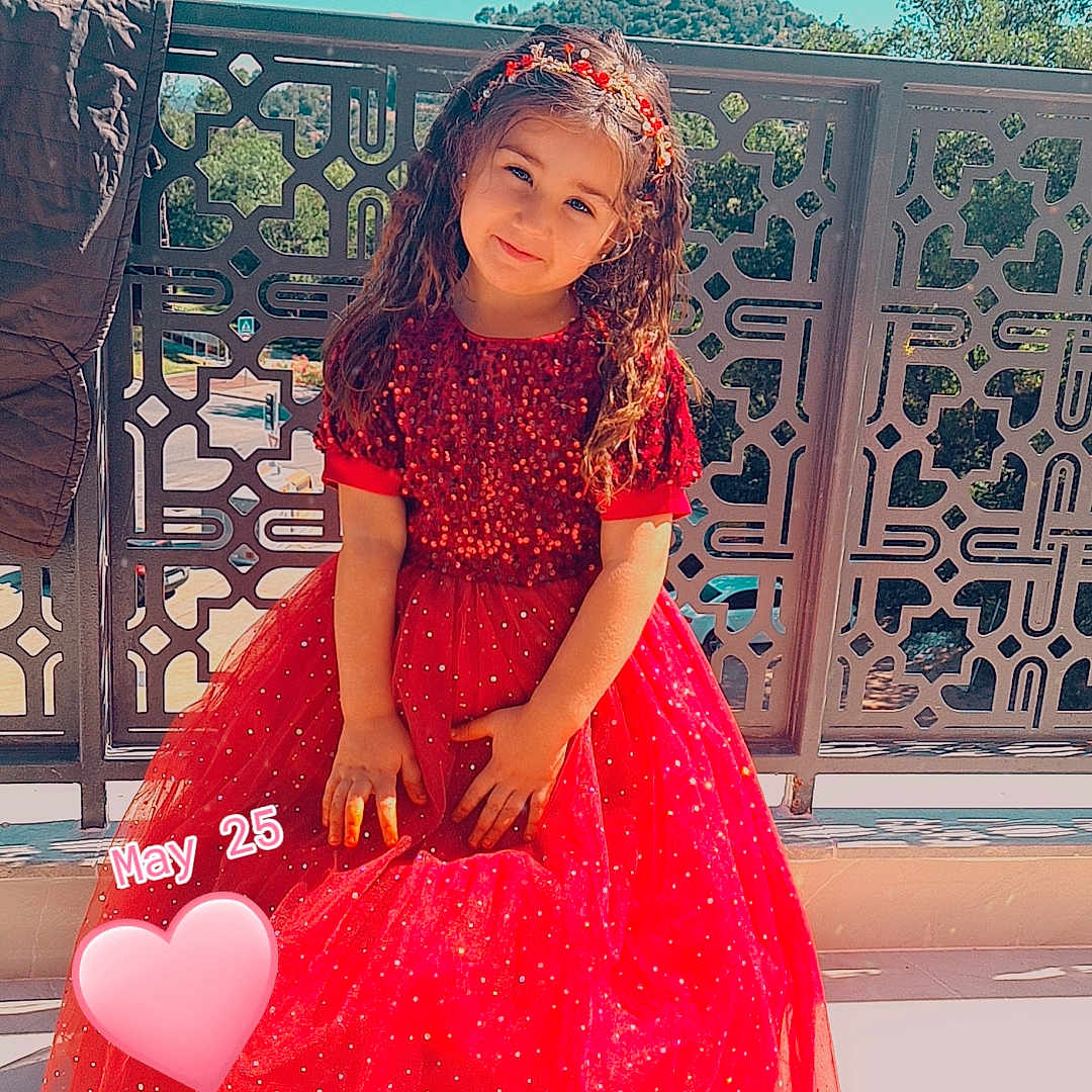 Asmin Lina a rejoint le concours — aidez-le/la à gagner de superbes lots ! balloon, child, clothing, costume, dress, eveningdress, face, fashion, female, flower, formalwear, girl, gown, happy, head, person, photography, plant, portrait, smile