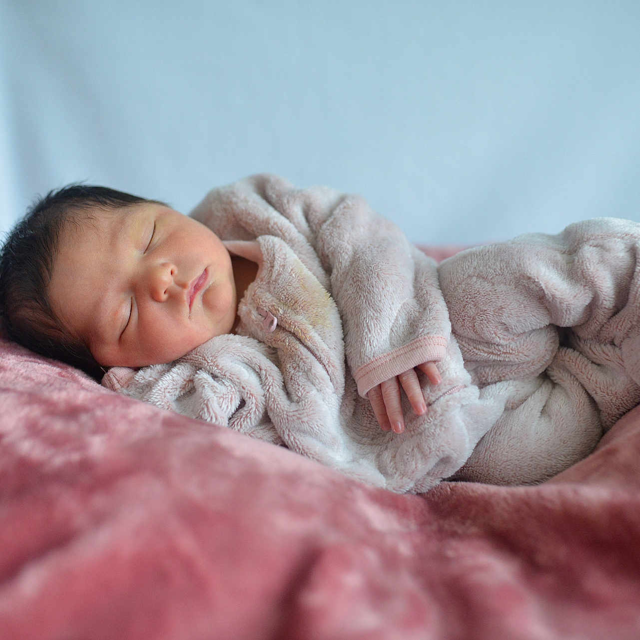 Mía is registered to the contest to win money with this photo: baby, blanket, face, happy, head, newborn, person, photography, portrait, quilt, sleeping, smile, towel