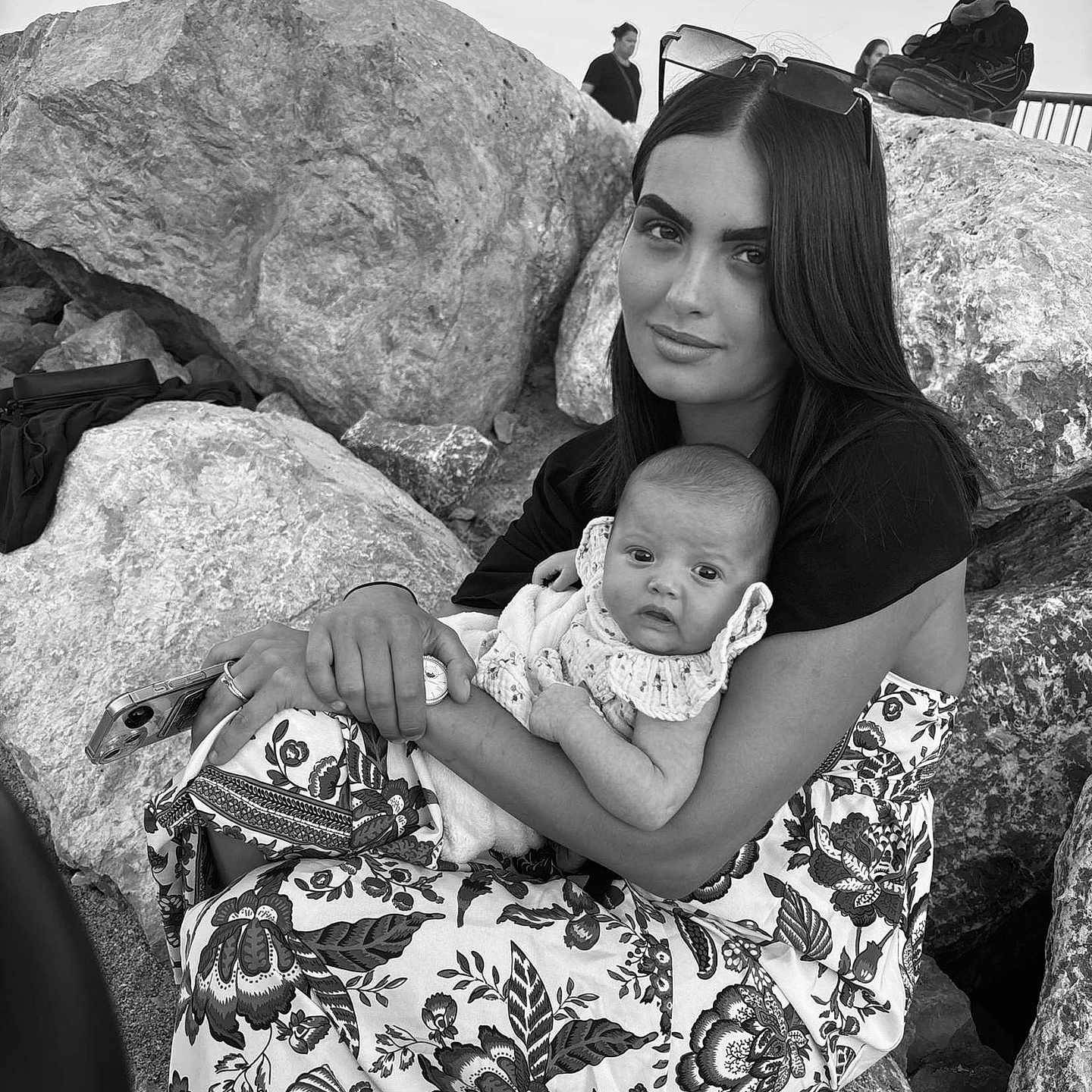 Leyaa participe au concours pour gagner de l'argent avec cette photo : accessories, adult, baby, bag, clothing, dress, face, female, glasses, handbag, head, jewelry, newborn, people, person, photography, portrait, ring, rock, woman