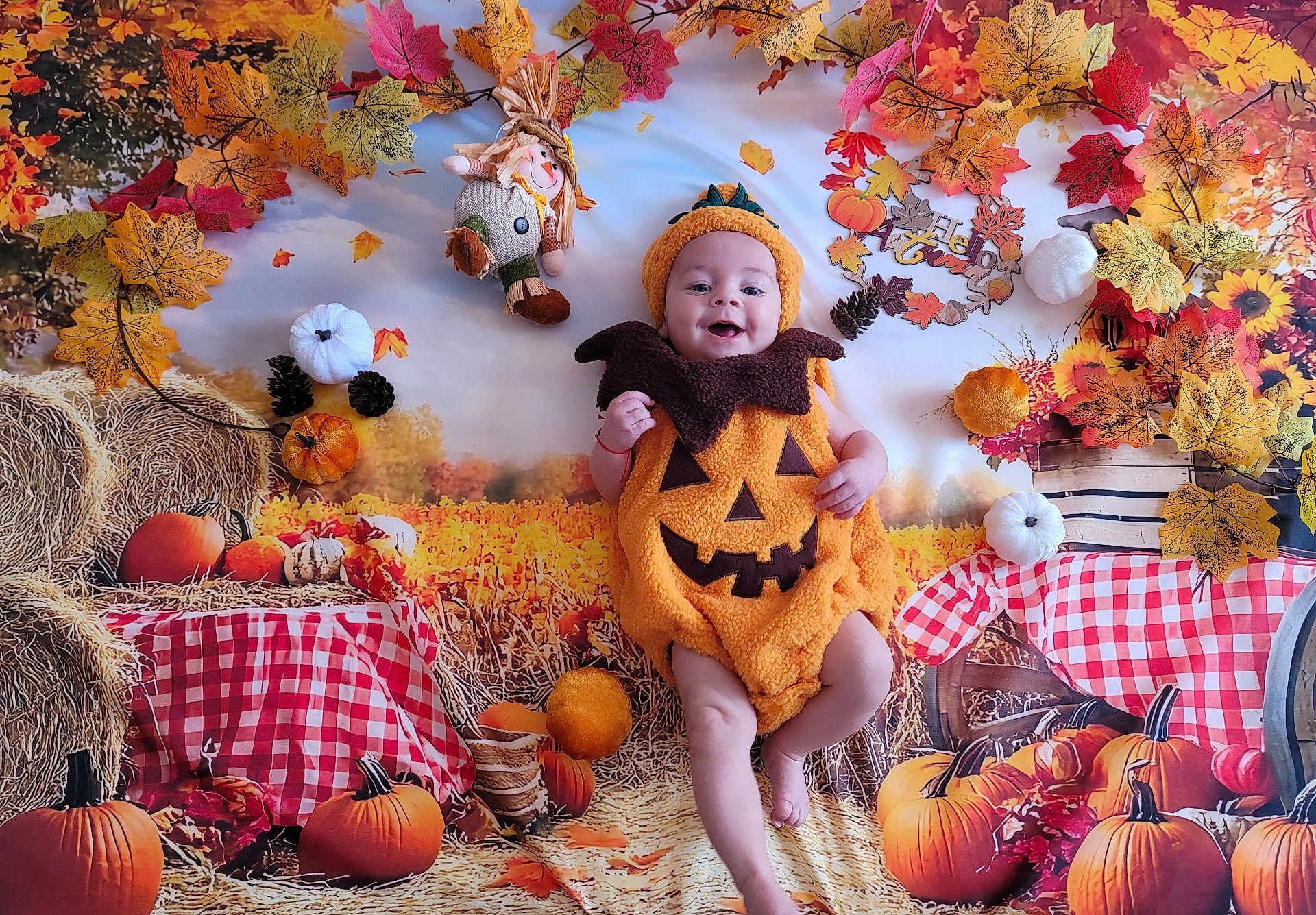 Filip a rejoint le concours — aidez-le/la à gagner de superbes lots ! baby, pumpkin_costume, autumn, fall_leaves, pumpkins, scarecrow, hay_bales, orange, yellow, red, festive, smiling, cute, holiday, seasonal, decoration, child, costume, portrait, celebration