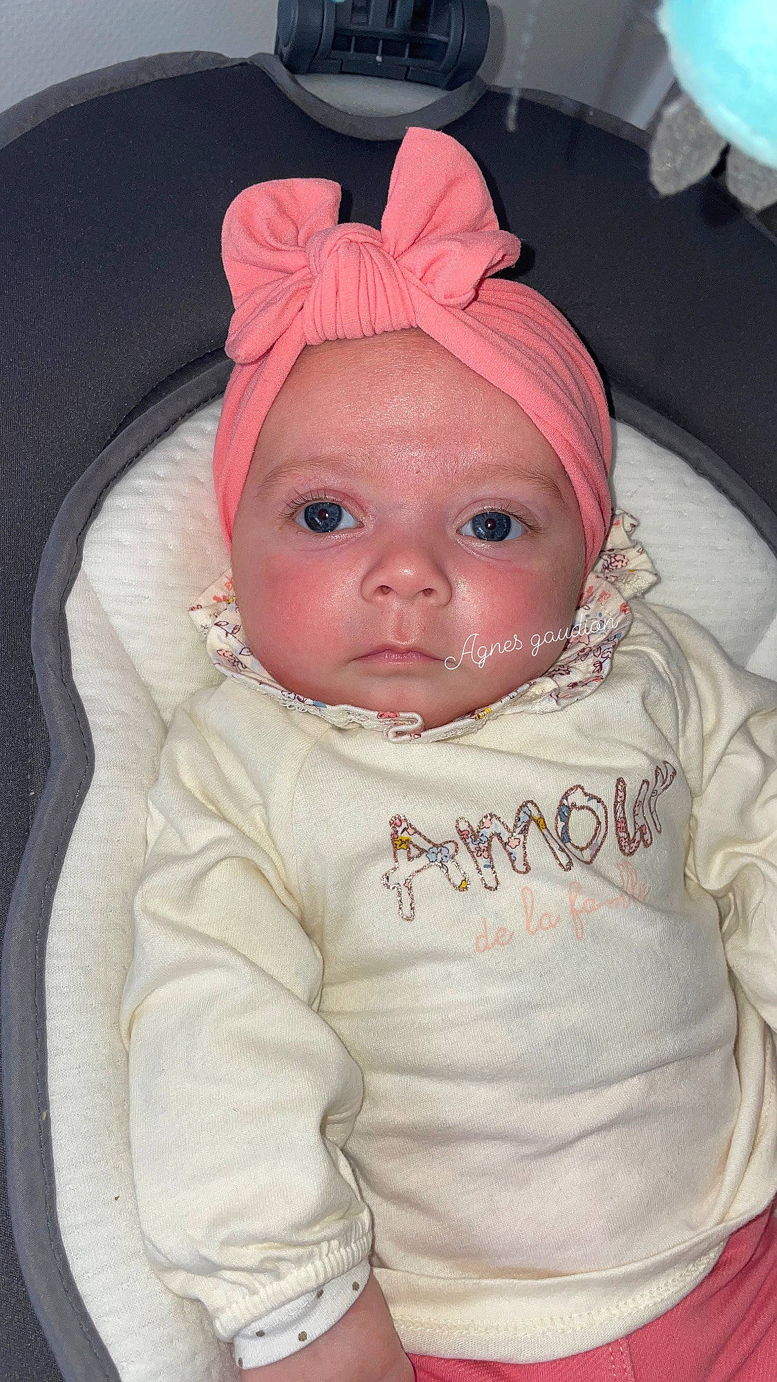 émy a rejoint le concours — aidez-le/la à gagner de superbes lots ! baby, baby_products, baby_toddler_clothing, cap, cheek, child, chin, comfort, costume_hat, eye, eyebrow, fashion_accessory, happy, headwear, iris, linens, person, pink, sitting, skin