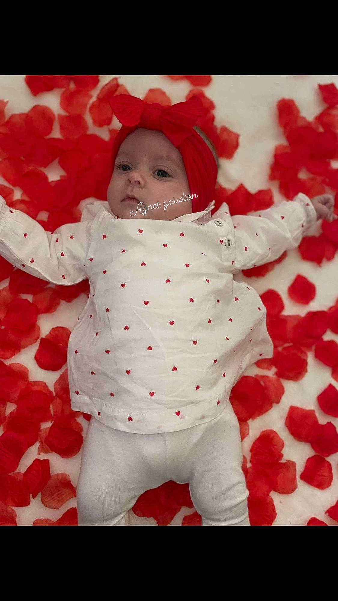 émy a rejoint le concours — aidez-le/la à gagner de superbes lots ! art, baby, baby_products, baby_sleeping, baby_toddler_clothing, carmine, child, design, happy, hat, headwear, linens, pattern, people_in_nature, person, pink, polka_dot, portrait_photography, red, sleeve