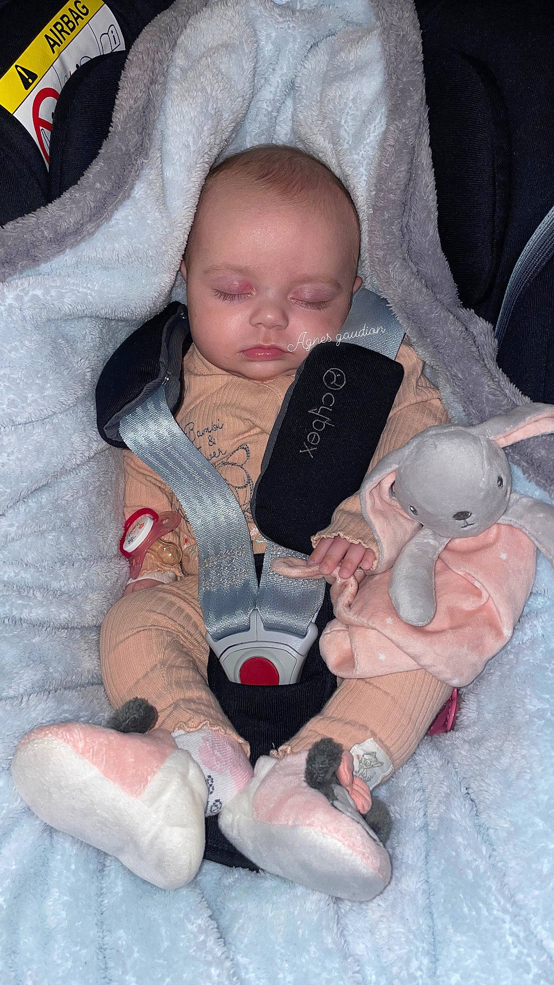 émy participe au concours pour gagner de l'argent avec cette photo : baby, baby_carriage, baby_toddler_clothing, car_seat, cheek, comfort, eye, finger, hand, head, lap, leg, mouth, nail, person, pink, seat_belt, skin, textile, thigh