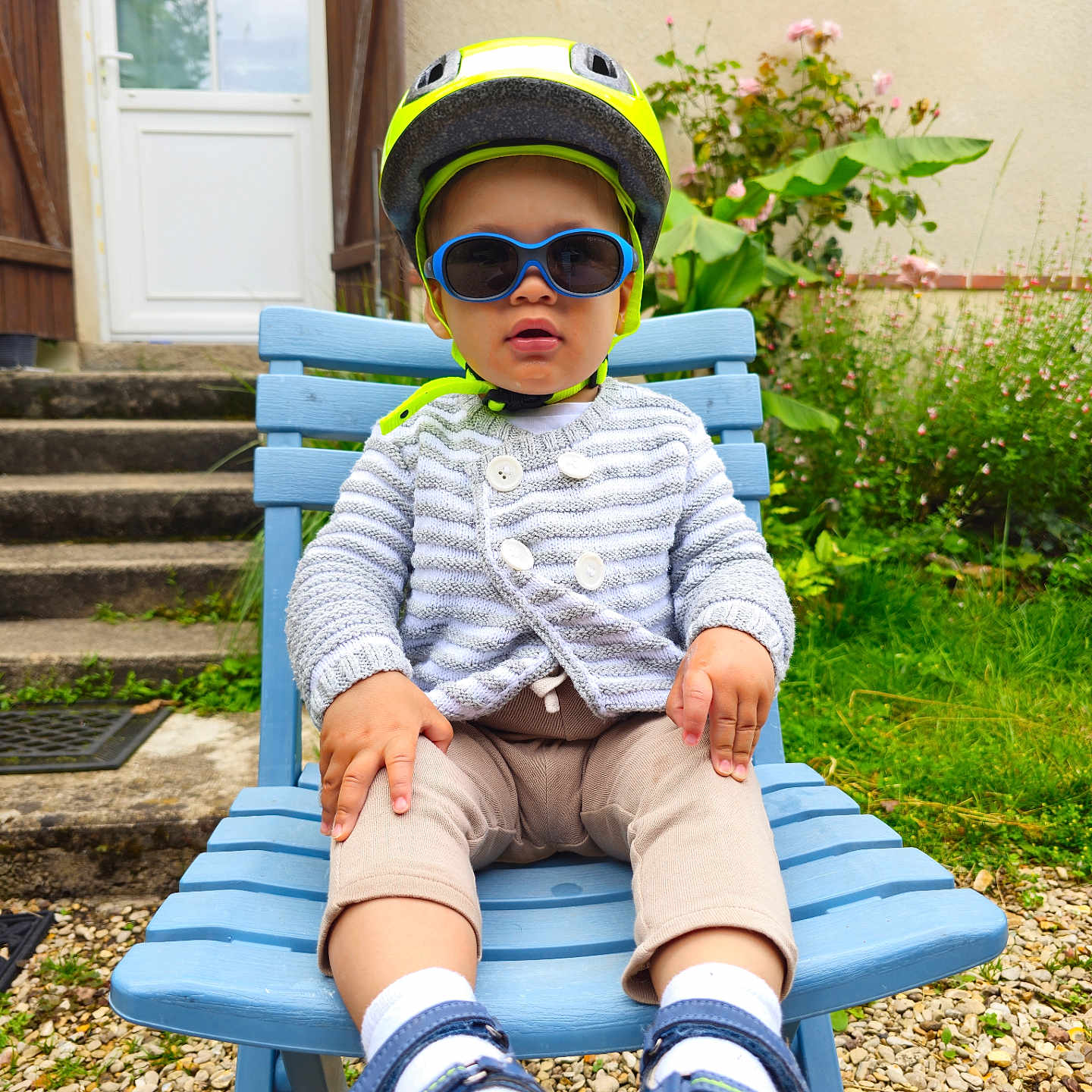 Shahine participe au concours pour gagner de l'argent avec cette photo : accessories, boy, cap, child, clothing, face, footwear, hat, head, helmet, male, pants, person, photography, portrait, shoe, shorts, sitting, sneaker, sunglasses