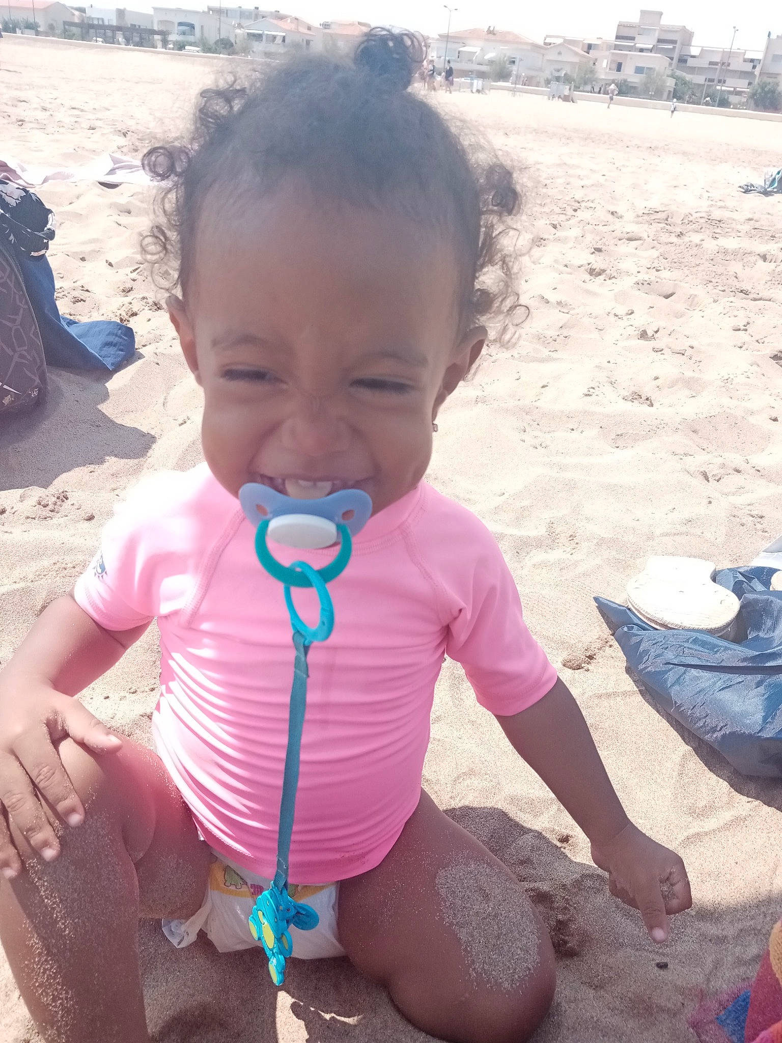 Youna a rejoint le concours — aidez-le/la à gagner de superbes lots ! baby_toddler_clothing, beach, cool, fun, happy, head, morning, mouth, natural_environment, organ, people, people_on_beach, person, photograph, sky, smile, summer, toddler, travel, vertebrate