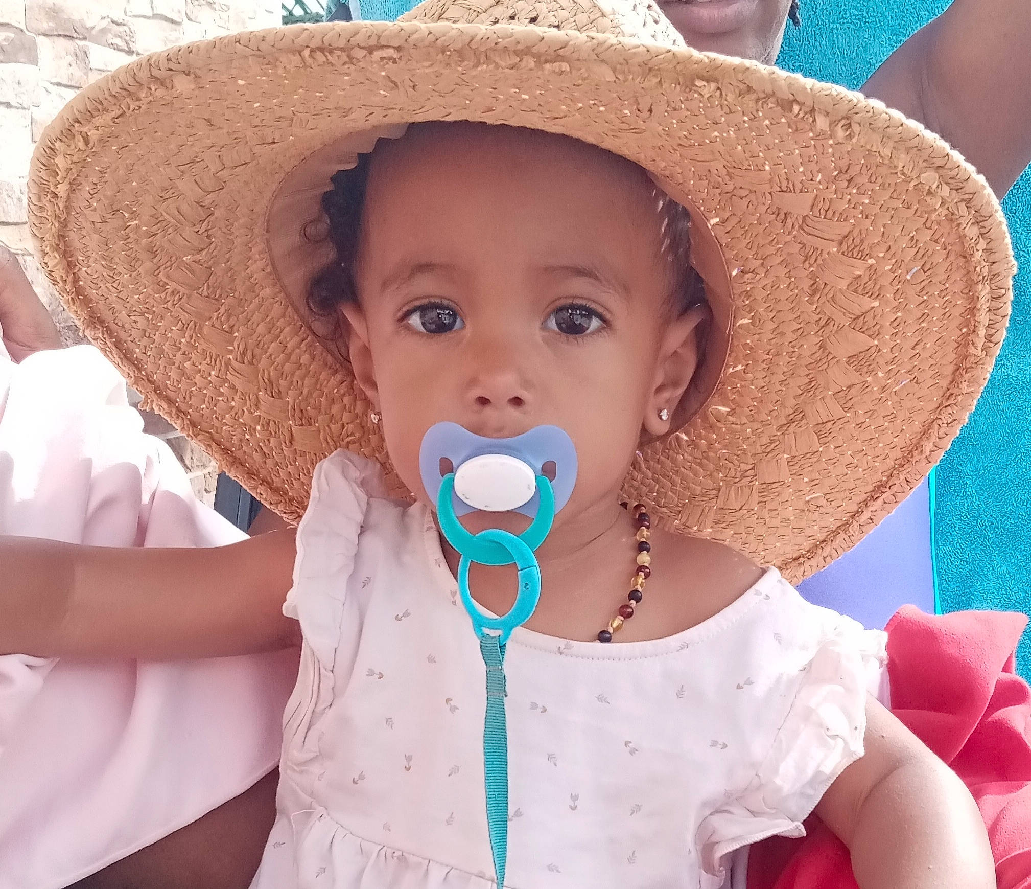 Youna participe au concours pour gagner de l'argent avec cette photo : baby, baby_toddler_clothing, cheek, chin, costume_hat, eyelash, facial_expression, fun, happy, hat, headgear, lip, mouth, nose, organ, person, product, skin, sleeve, sun_hat