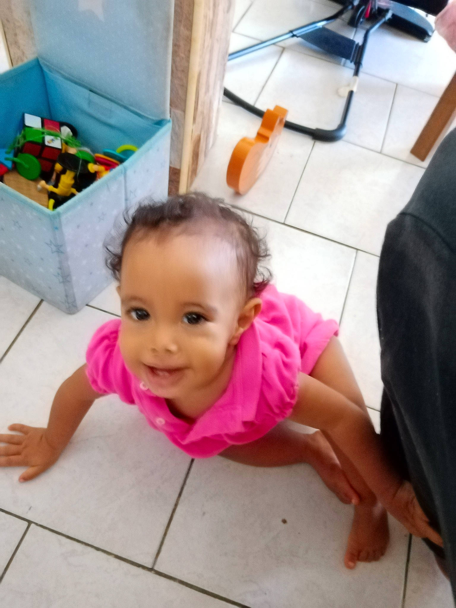 Youna a rejoint le concours — aidez-le/la à gagner de superbes lots ! baby, baby_toddler_clothing, child, crawling, dress, floor, flooring, fun, happy, hardwood, leisure, person, room, sitting, skin, smile, snapshot, thigh, toddler, toy