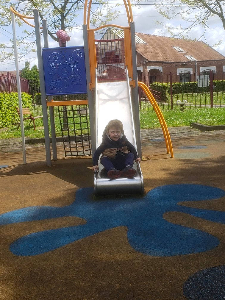 Sofyen a rejoint le concours — aidez-le/la à gagner de superbes lots ! asphalt, baby, chute, city, fun, grass, human_settlement, joy, leisure, outdoor_play_equipment, person, plant, playground, playground_slide, public_space, recreation, shade, sky, swing, toddler