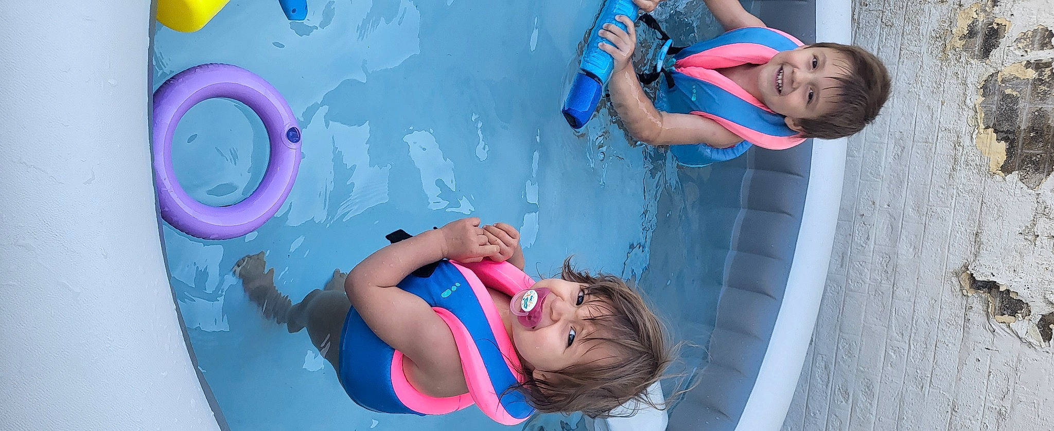 Lyna participe au concours pour gagner de l'argent avec cette photo : arm, azure, blue, child, elbow, electric_blue, fun, games, happy, hat, joy, leisure, person, pink, play, recreation, red, smile, thigh, toddler