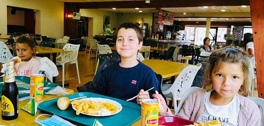 Mathèo a rejoint le concours — aidez-le/la à gagner de superbes lots ! bowl, cafeteria, chair, child, comfort_food, cuisine, dish, event, fast_food, food, food_court, joy, junk_food, person, plate, sharing, smile, t_shirt, table, tableware