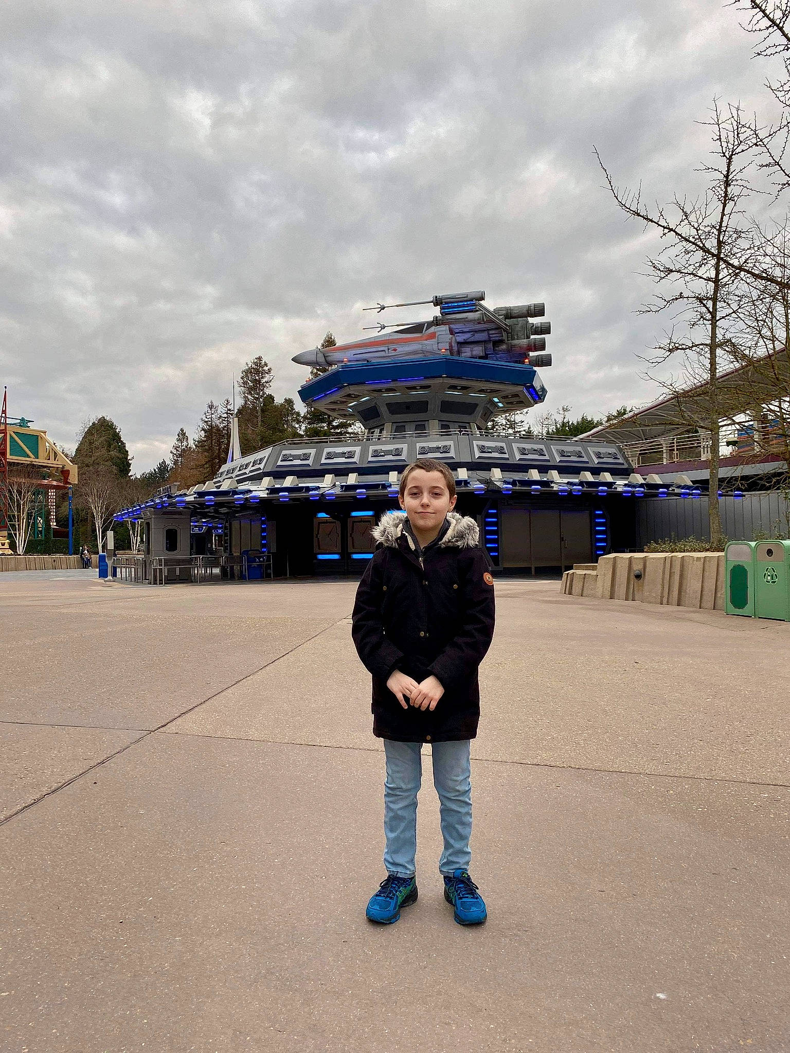 Mathèo participe au concours pour gagner de l'argent avec cette photo : asphalt, city, cloud, daytime, denim, electric_blue, fun, joy, leisure, naval_architecture, pedestrian, person, recreation, road, ship, sky, street, tourism, travel, tree