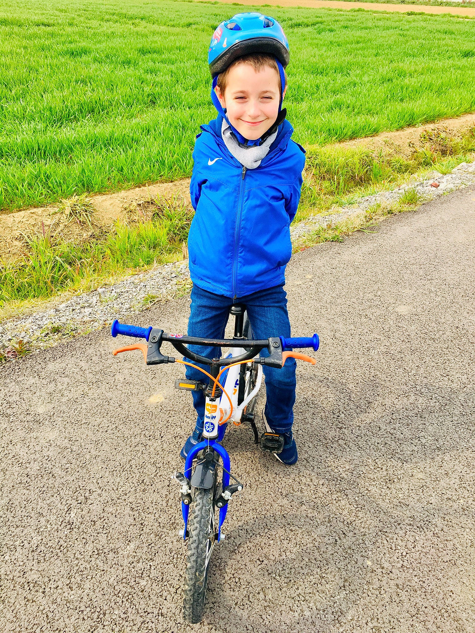 Mathèo participe au concours pour gagner de l'argent avec cette photo : bicycle, bicycle_accessory, bicycle_fork, bicycle_frame, bicycle_handlebar, bicycle_helmet, bicycle_part, bicycle_tire, bicycle_wheel, bicycles_equipment_and_supplies, grass, helmet, joy, outdoor_recreation, people_in_nature, person, recreation, smile, sneakers, tire