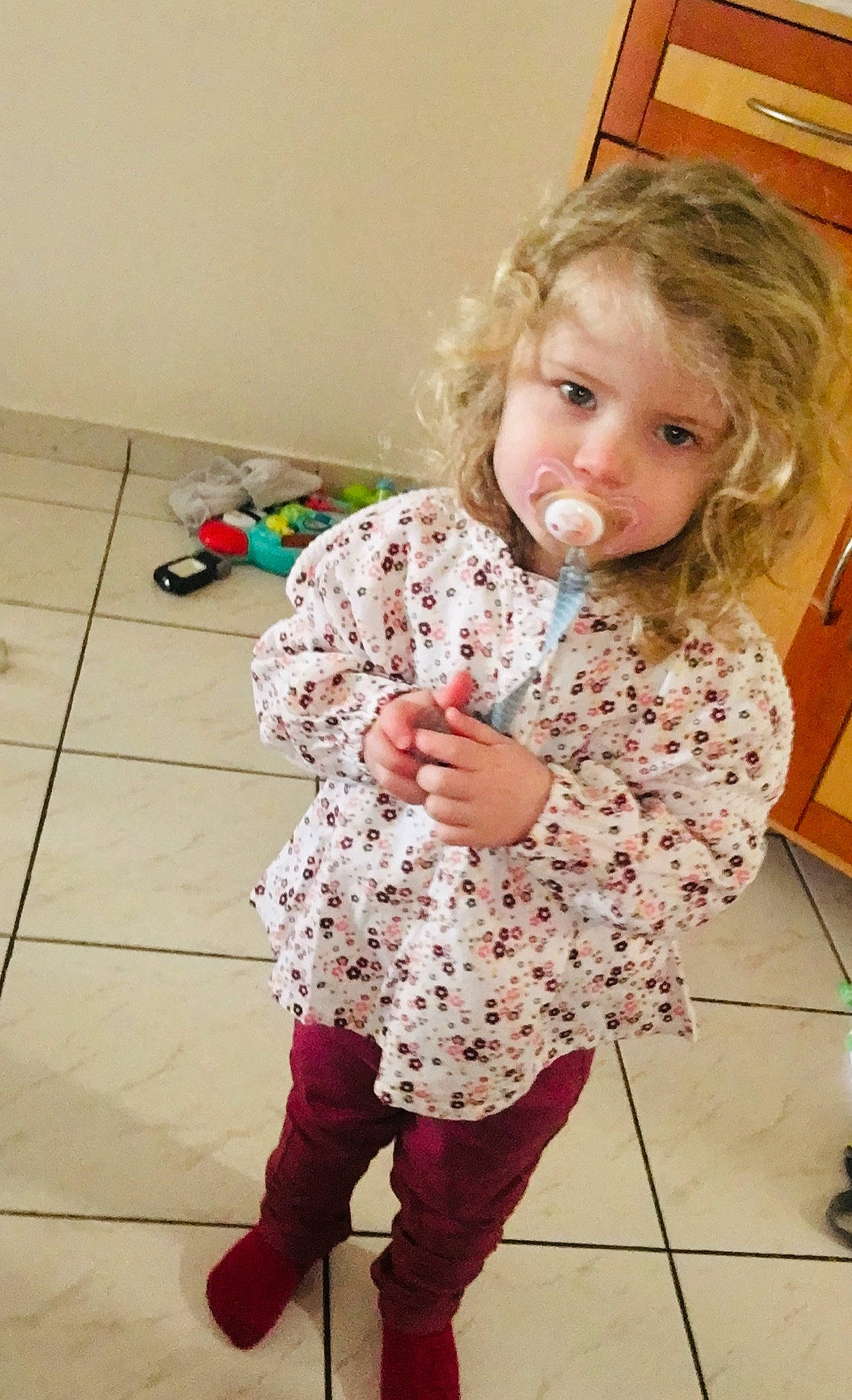 Camilya participe au concours pour gagner de l'argent avec cette photo : baby_toddler_clothing, child, floor, flooring, fun, happy, head, human_leg, joint, knee, pattern, person, pink, play, sitting, skin, sleeve, sneakers, thigh, toddler