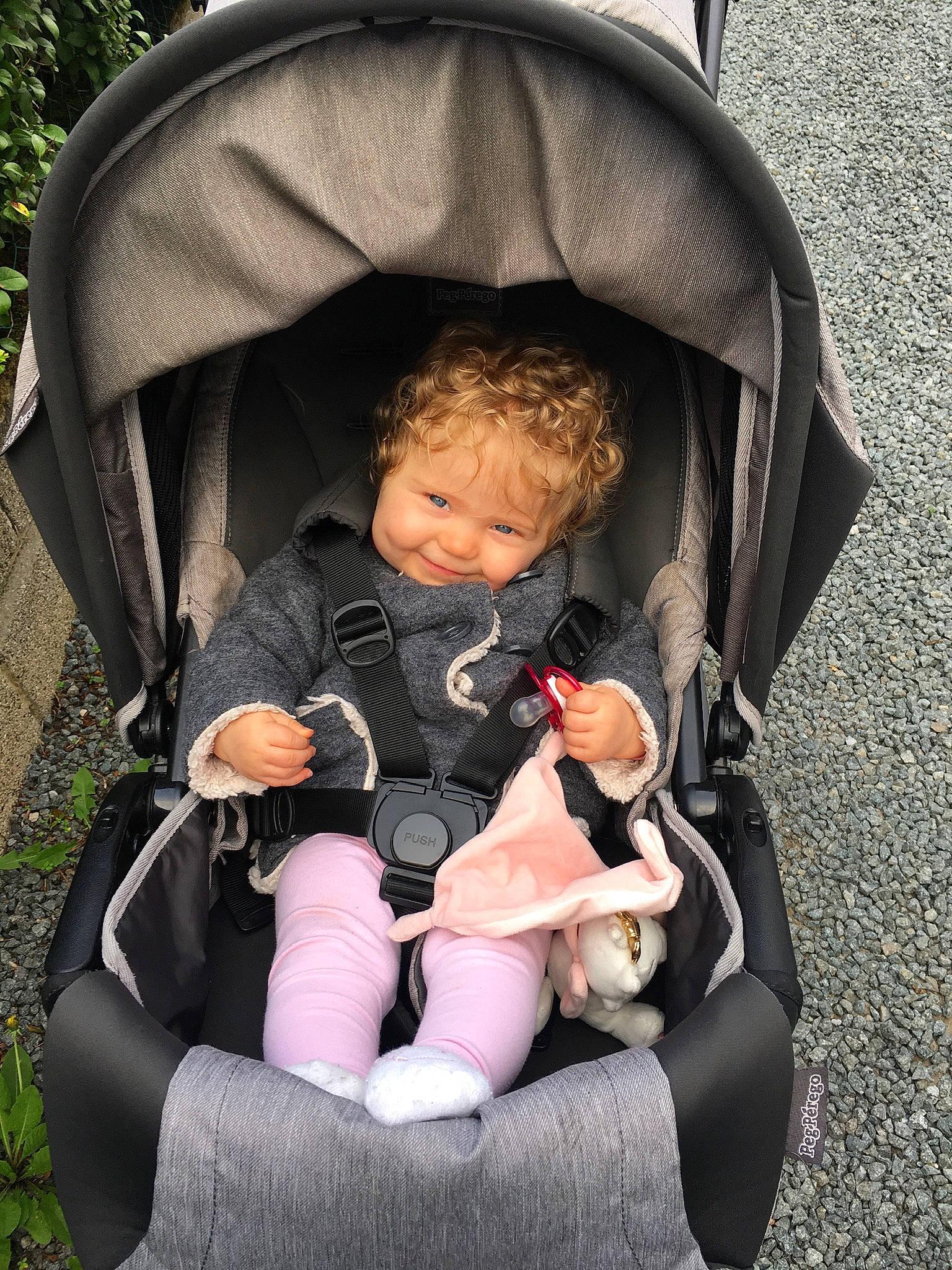 Camilya a rejoint le concours — aidez-le/la à gagner de superbes lots ! baby, baby_carriage, baby_products, baby_toddler_clothing, beauty, chair, child, comfort, facial_expression, fun, grass, lap, person, photograph, plant, product, recreation, sitting, smile, toddler