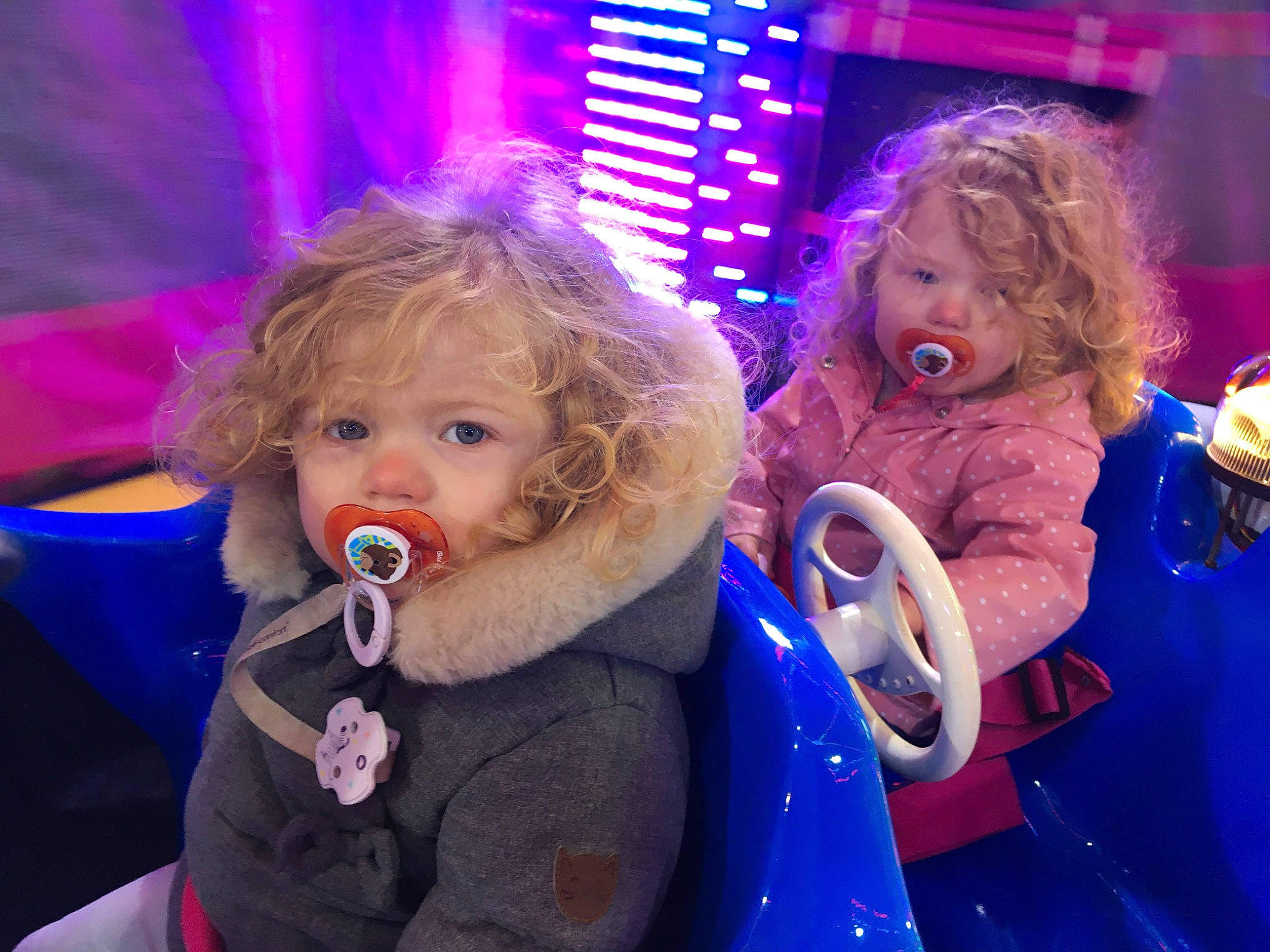 Camilya a rejoint le concours — aidez-le/la à gagner de superbes lots ! baby, blue, child, electric_blue, entertainment, event, fun, fur, happy, head, leisure, magenta, performance, performing_arts, person, pink, purple, toddler, tree, violet