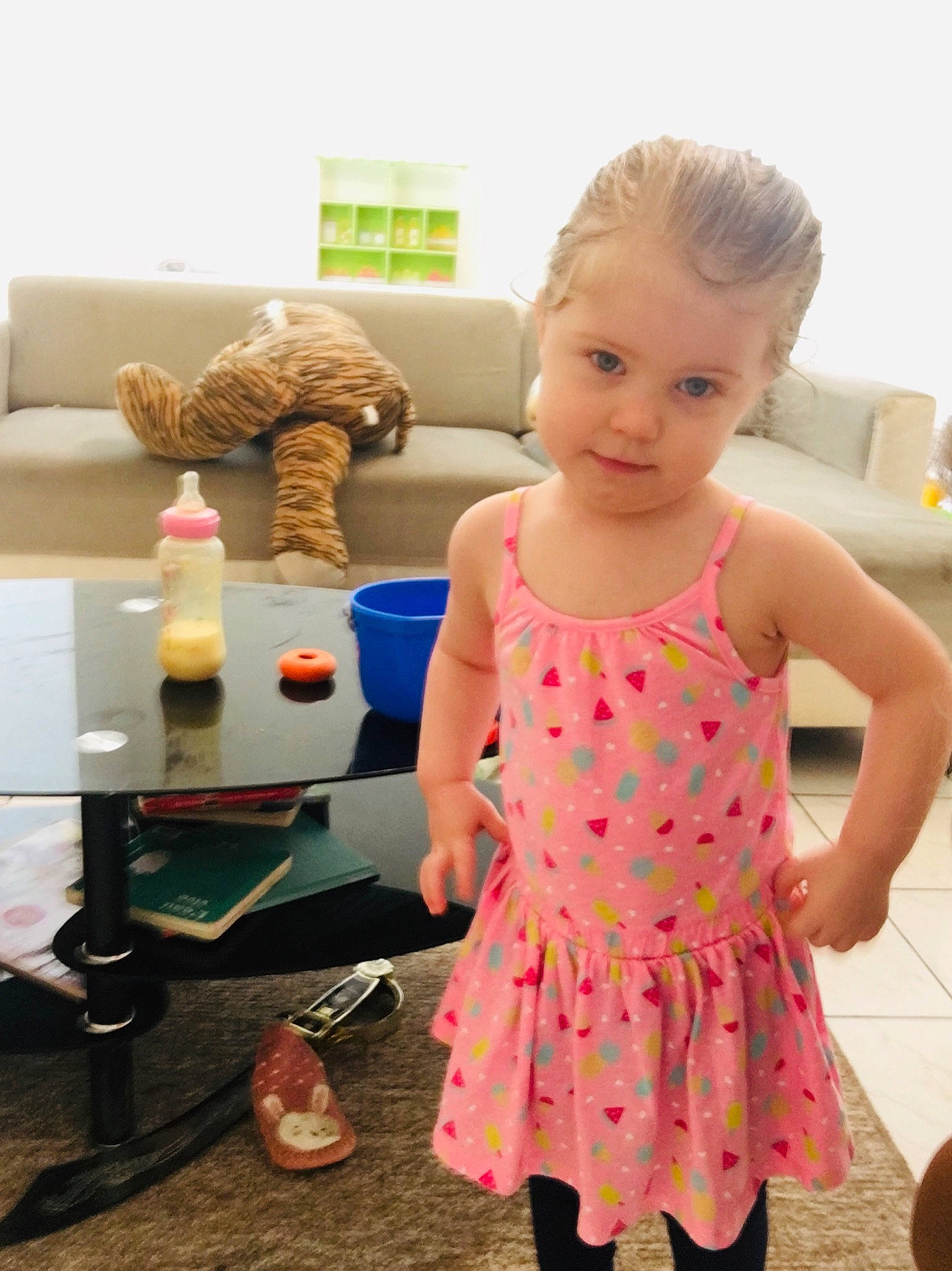 Camilya a rejoint le concours — aidez-le/la à gagner de superbes lots ! baby_toddler_clothing, child, couch, dress, fashion, finger, fun, hairstyle, happy, human, joint, magenta, person, pink, product, skin, sleeve, smile, standing, table