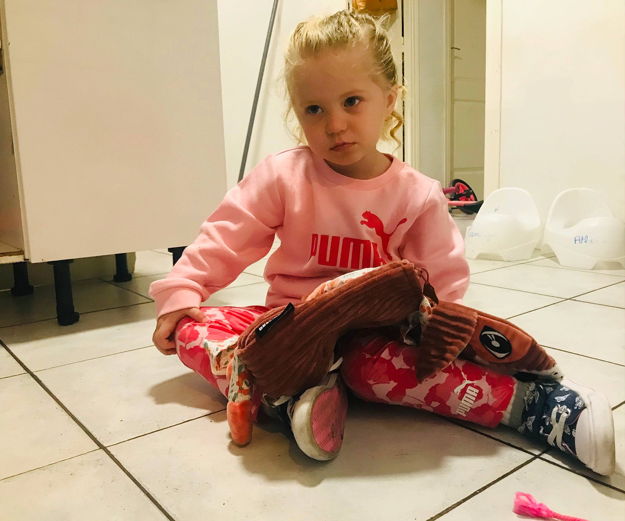 Camilya a rejoint le concours — aidez-le/la à gagner de superbes lots ! baby, baby_toddler_clothing, carmine, child, comfort, eyewear, floor, flooring, foot, hardwood, knee, pattern, person, room, sitting, sleeve, t_shirt, toddler, toy, wood