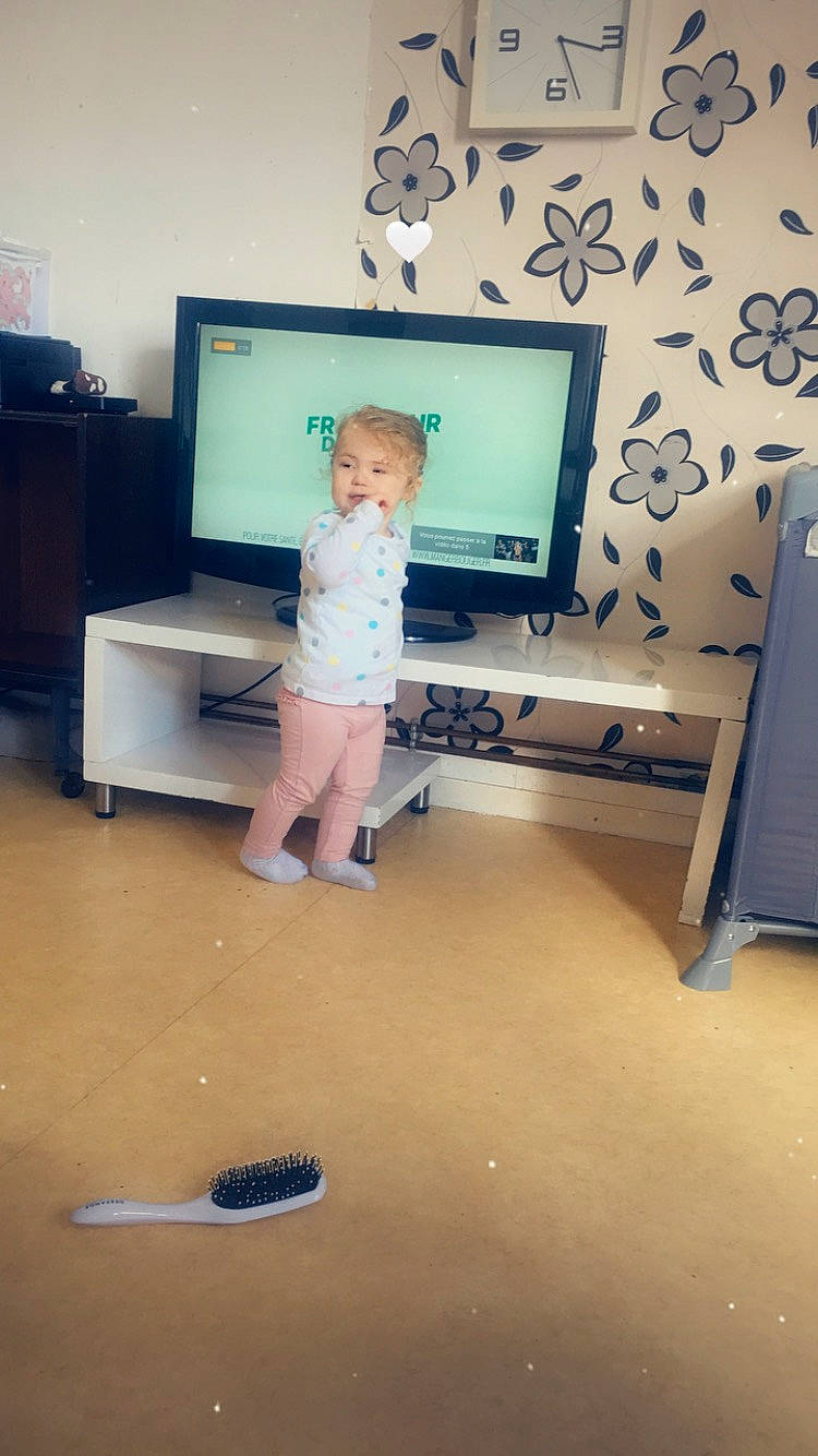 Camilya participe au concours pour gagner de l'argent avec cette photo : computer, computer_desk, desktop_computer, display_device, electronic_device, entertainment, entertainment_center, flat_panel_display, floor, flooring, furniture, gadget, home_appliance, interior_design, living_room, output_device, person, shorts, television, television_set