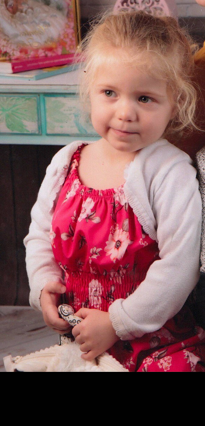 Athenaïse participe au concours pour gagner de l'argent avec cette photo : baby, baby_toddler_clothing, cheek, child, dress, eye, face, facial_expression, hair, happy, head, iris, lip, pattern, person, pink, skin, sleeve, smile, toddler