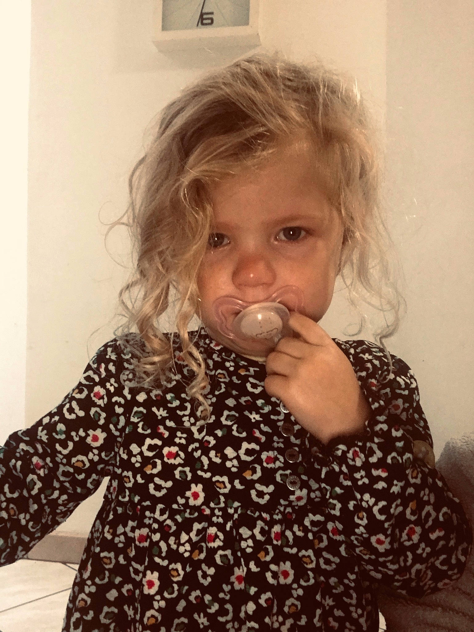 Athenaïse participe au concours pour gagner de l'argent avec cette photo : baby, baby_toddler_clothing, blond, cheek, child, eyelash, gesture, hair, hairstyle, happy, iris, lip, mouth, nose, pattern, person, picture_frame, shoulder, sleeve, thumb