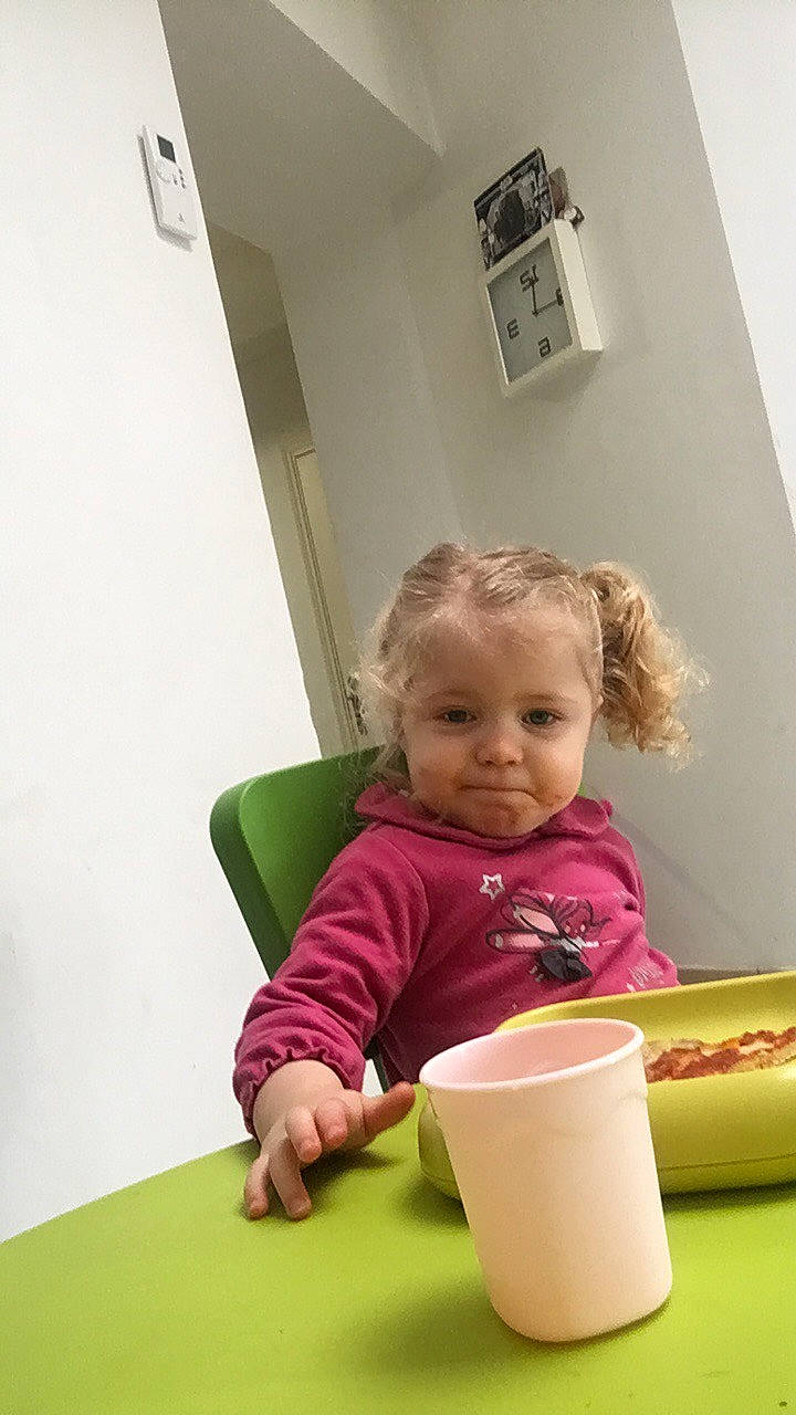 Athenaise a rejoint le concours — aidez-le/la à gagner de superbes lots ! baby, baby_playing_with_toys, baby_toddler_clothing, ceiling, child, flooring, fun, happy, leisure, magenta, person, plastic, recreation, room, sitting, smile, t_shirt, table, toddler, wall_plate