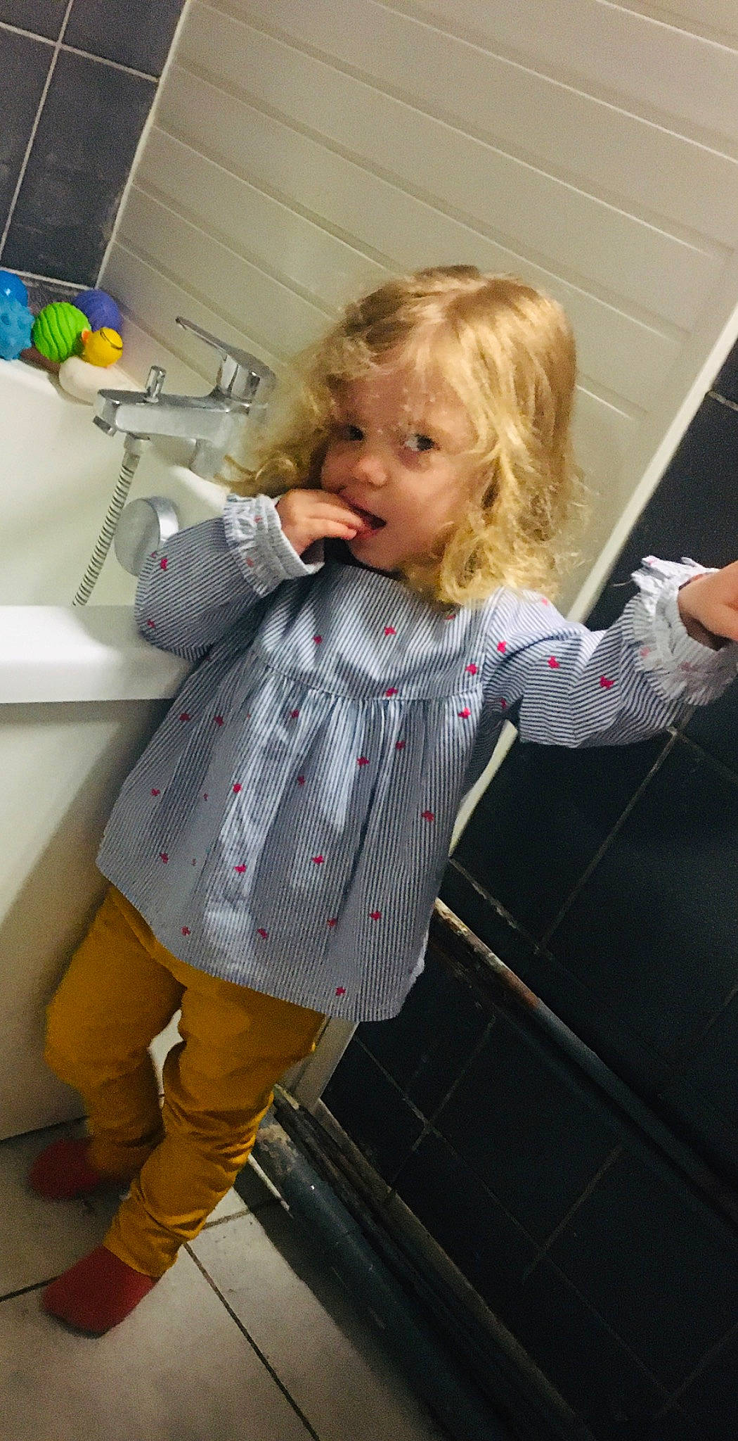 Athenaise participe au concours pour gagner de l'argent avec cette photo : baby, baby_toddler_clothing, bag, blond, child, fashion_design, fun, human_leg, joint, kitchen, leggings, pattern, person, room, shoulder, sleeve, sock, standing, street_fashion, toddler