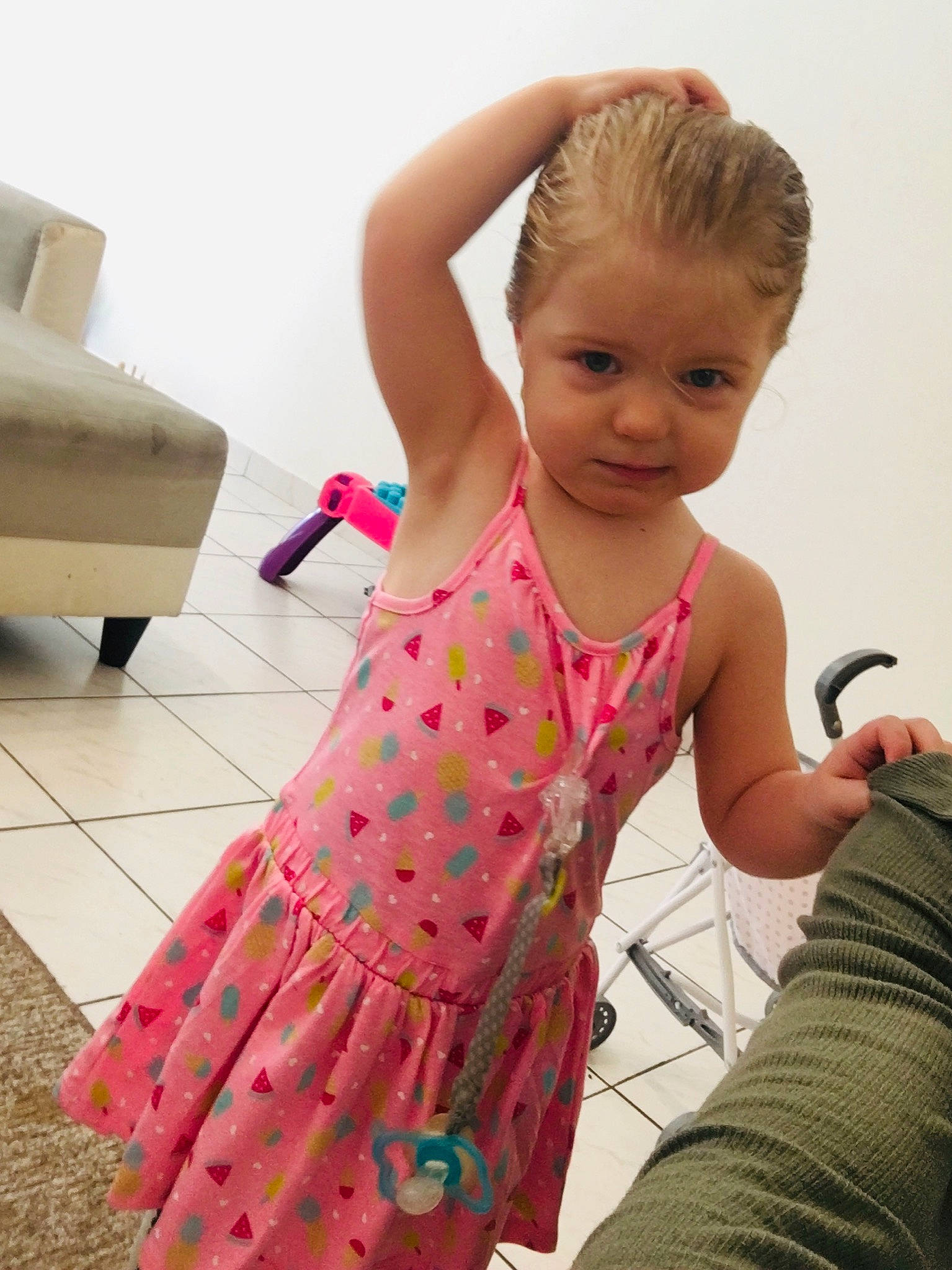 Athenaise a rejoint le concours — aidez-le/la à gagner de superbes lots ! baby_toddler_clothing, dress, face, gesture, happy, head, human, joint, neck, organ, person, pink, shoulder, skin, sleeve, smile, standing, t_shirt, toddler, trunk