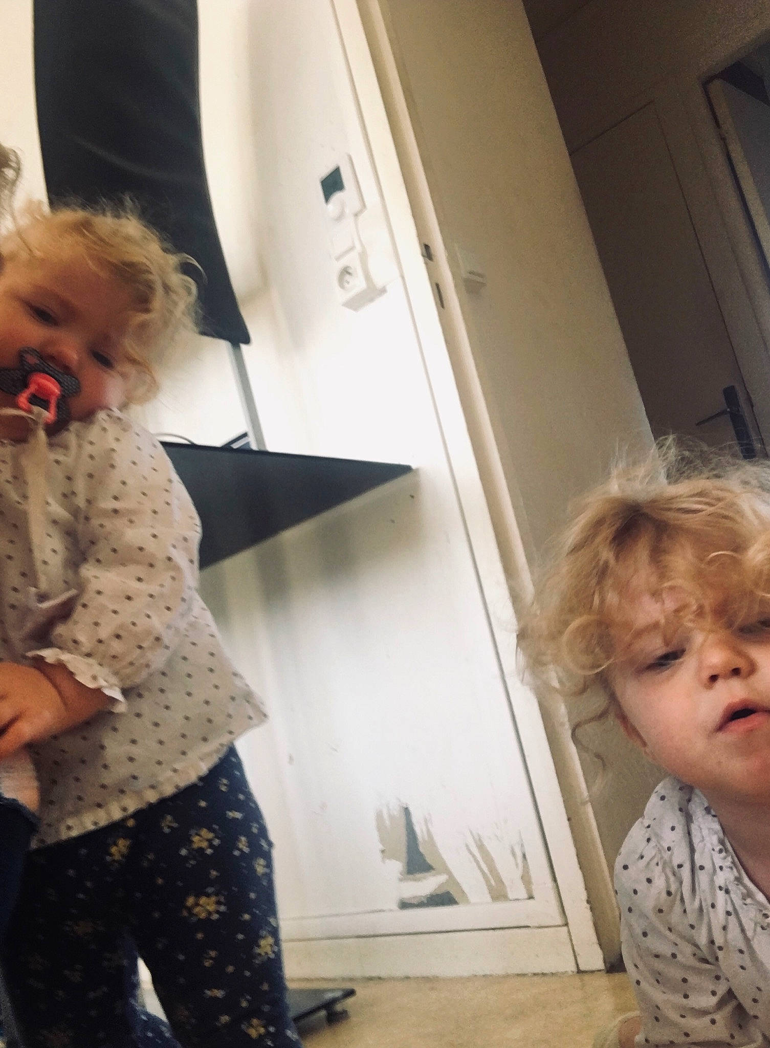 Athenaise participe au concours pour gagner de l'argent avec cette photo : baby, blond, child, flooring, fun, fur, gesture, hairstyle, happy, house, human_leg, joint, knee, nose, organ, person, room, sitting, standing, toddler