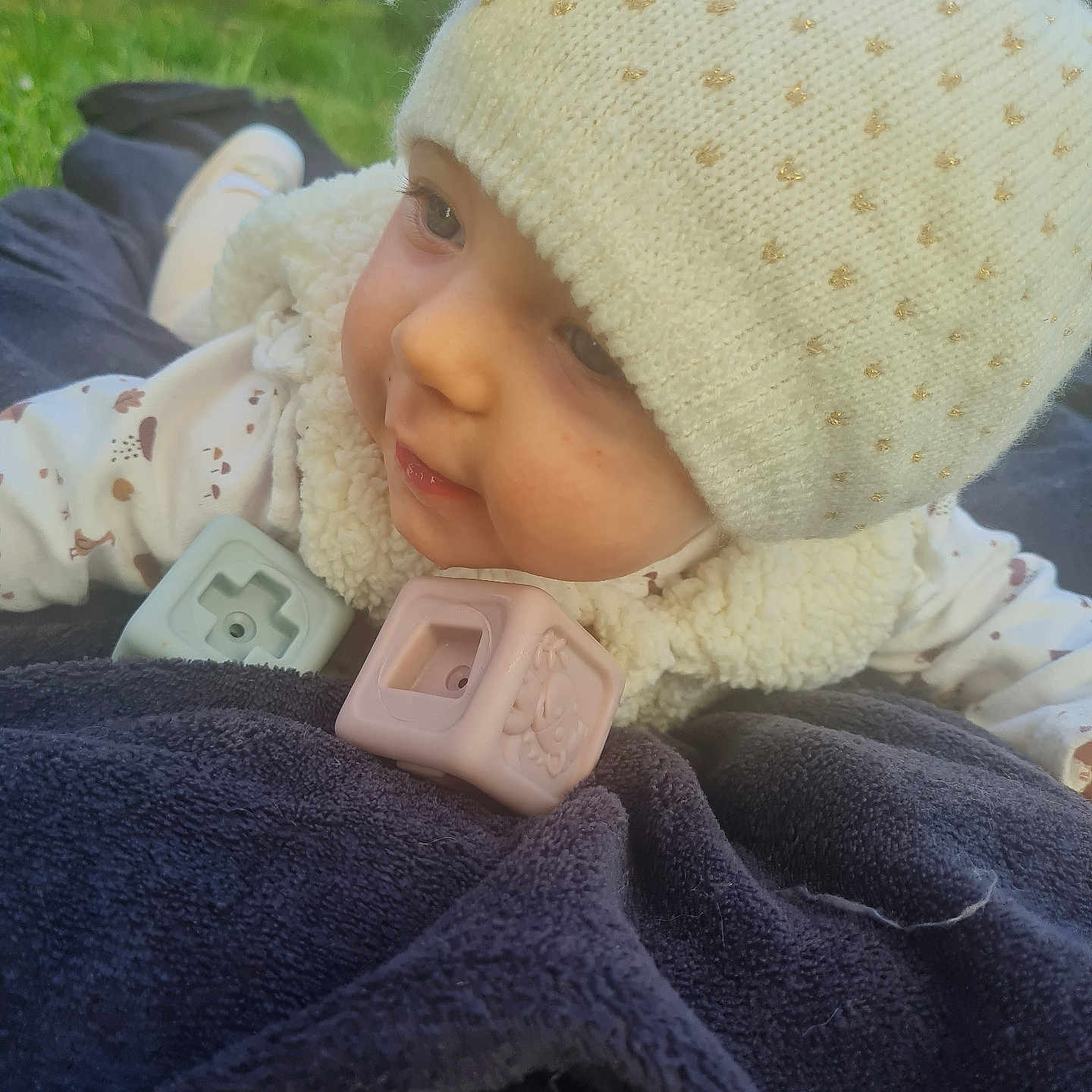Katniss participe au concours pour gagner de l'argent avec cette photo : baby, beanie, blanket, bodypart, bonnet, cap, clothing, face, finger, glove, hand, hat, head, hood, knitwear, newborn, person, photography, portrait, sweater