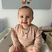 Selena participe au concours pour gagner de l'argent avec cette photo : animal, architecture, baby, babylaughing, bear, building, clothing, face, furniture, happy, head, indoors, laughing, livingroom, person, photography, portrait, room, sitting, smile