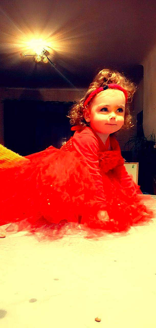 Azelya a rejoint le concours — aidez-le/la à gagner de superbes lots ! child, costume, costume_design, dance, embellishment, entertainment, event, fashion_accessory, fashion_design, fun, fur, headpiece, lipstick, magenta, peach, performance, performance_art, performing_arts, person, toddler