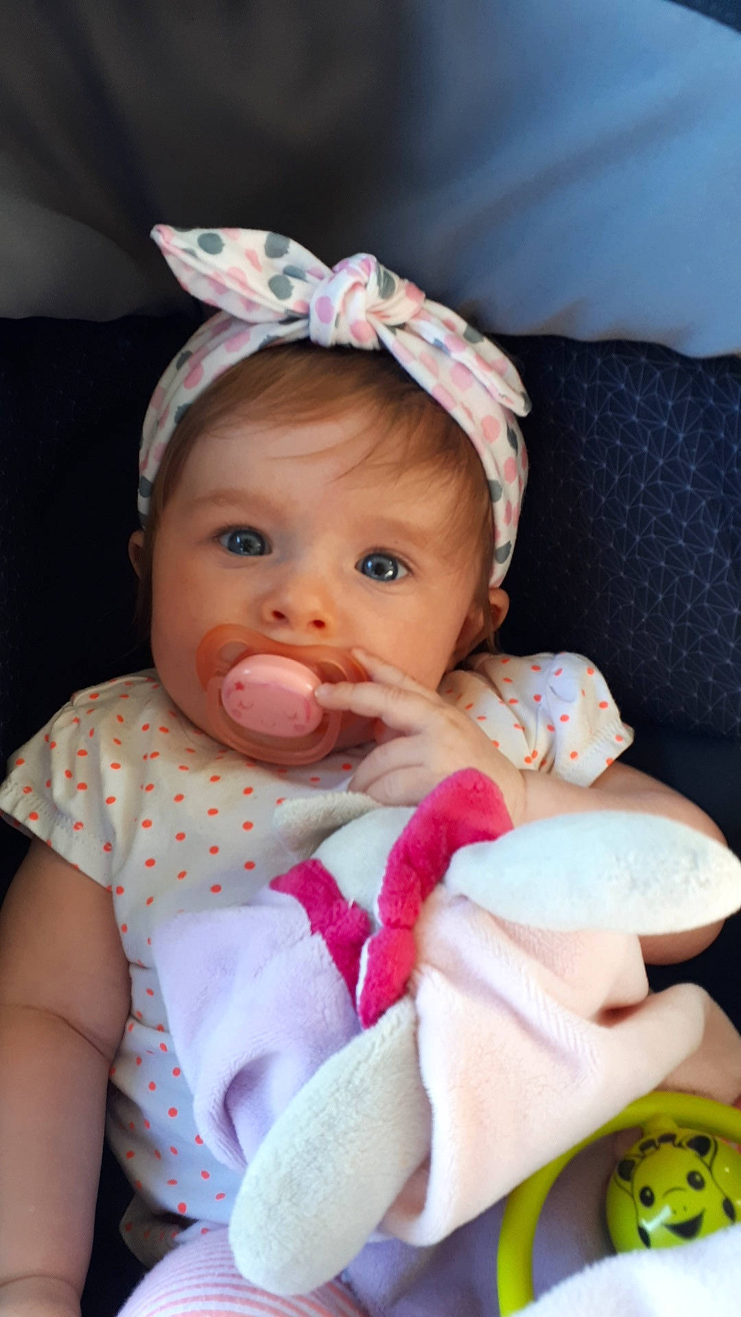 Noélie participe au concours pour gagner de l'argent avec cette photo : baby, baby_toddler_clothing, cheek, child, chin, comfort, eye, fashion_accessory, finger, fun, happy, iris, lip, nose, person, pink, sitting, skin, sleeve, toddler