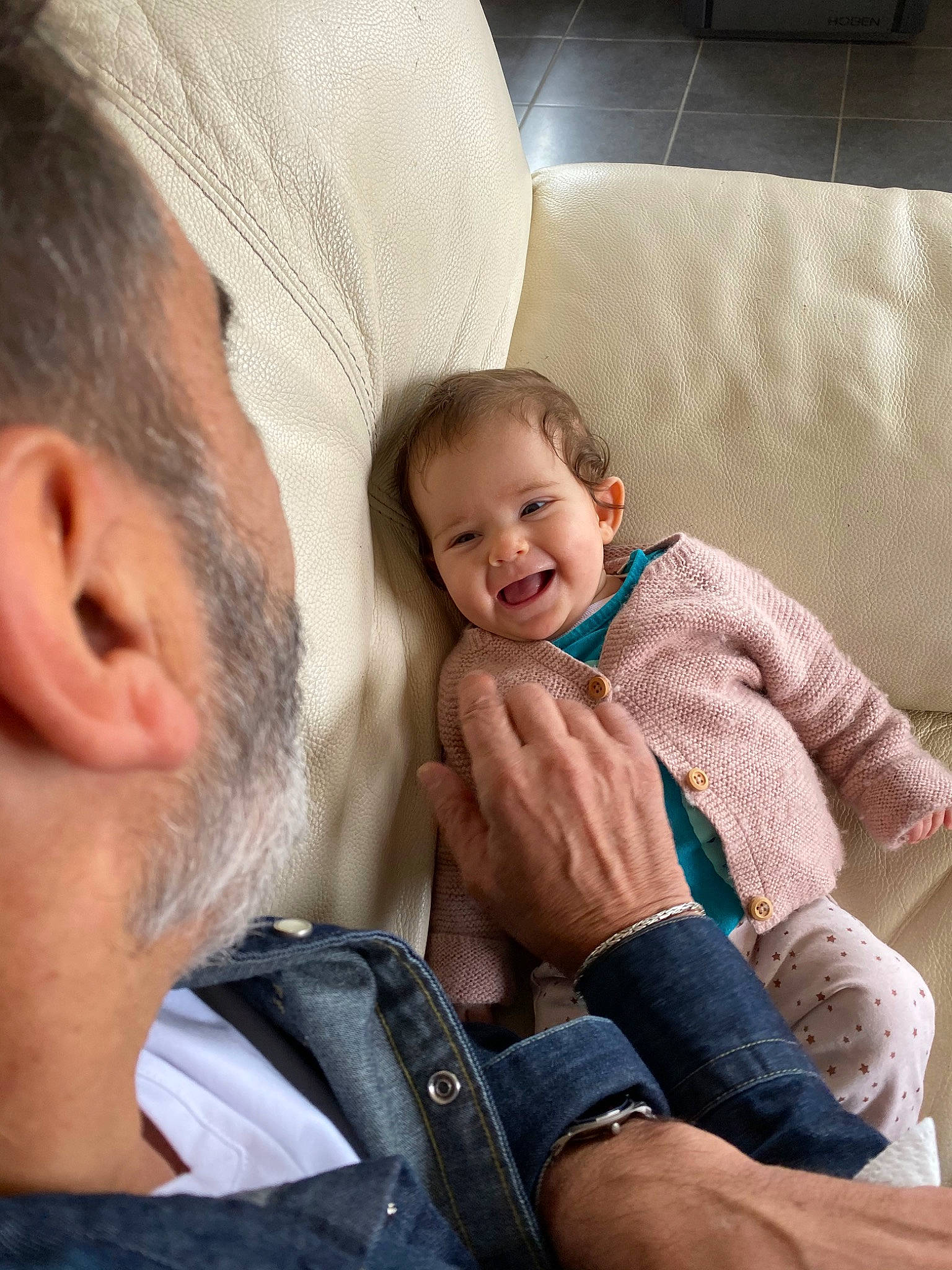 Nell a rejoint le concours — aidez-le/la à gagner de superbes lots ! baby, child, comfort, ear, muscle, person, toddler