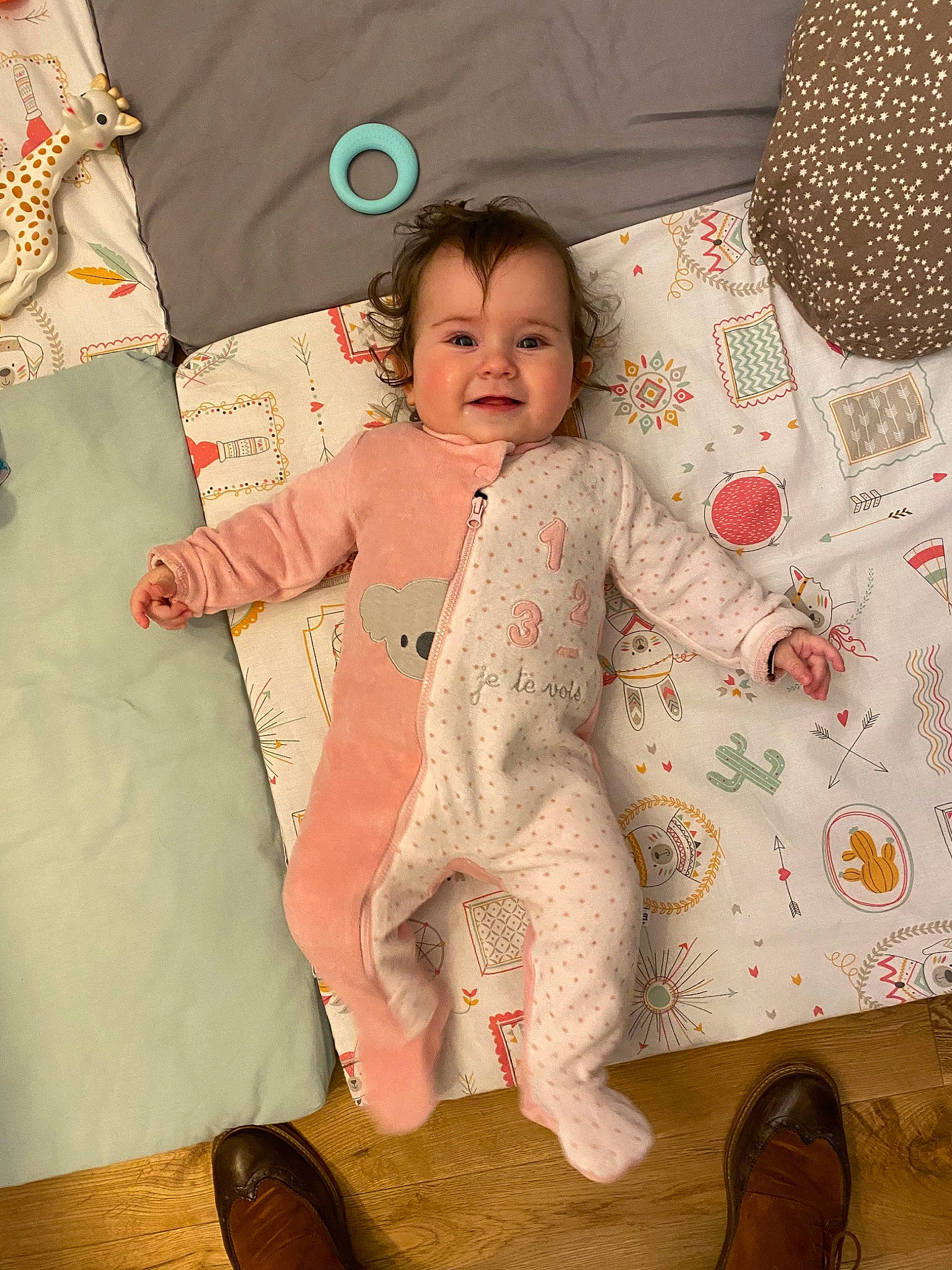 Nell a rejoint le concours — aidez-le/la à gagner de superbes lots ! baby, bedding, child, joy, linens, pattern, person, pink, skin, textile, toddler