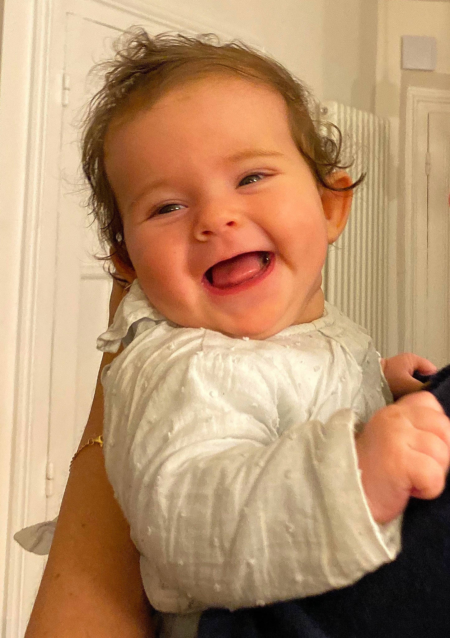 Nell participe au concours pour gagner de l'argent avec cette photo : arm, baby, cheek, child, chin, face, facial_expression, finger, fun, hair, head, laugh, lip, mouth, neck, nose, person, skin, smile, standing