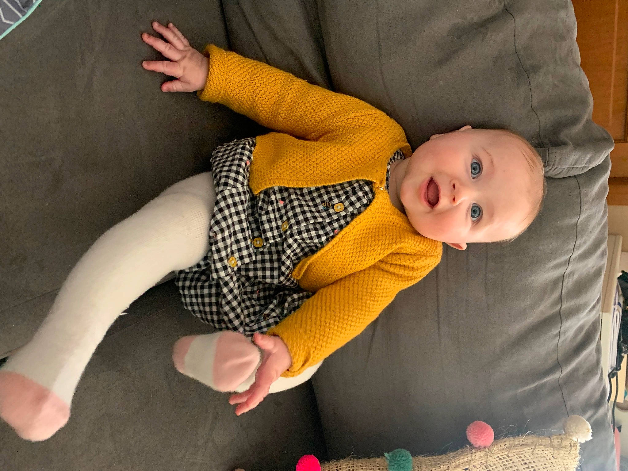 Victoire a rejoint le concours — aidez-le/la à gagner de superbes lots ! baby, baby_toddler_clothing, child, comfort, finger, foot, hand, human_body, human_leg, joint, knee, lap, leg, person, skin, sleeve, sock, surprise, textile, thigh