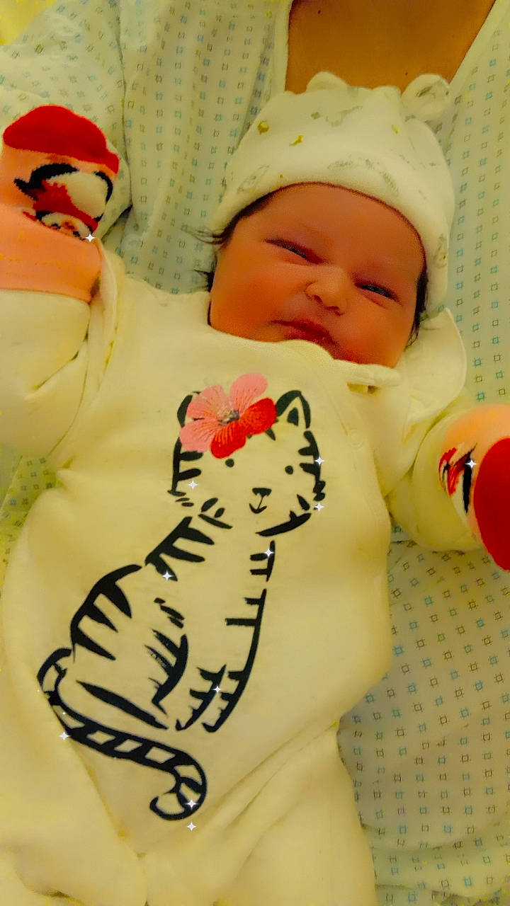 Evelyna a rejoint le concours — aidez-le/la à gagner de superbes lots ! baby, baby_sleeping, baby_toddler_clothing, carmine, cheek, child, comfort, facial_expression, fur, happy, headwear, linens, mammal, organ, pattern, person, sleeve, stuffed_toy, textile, toddler